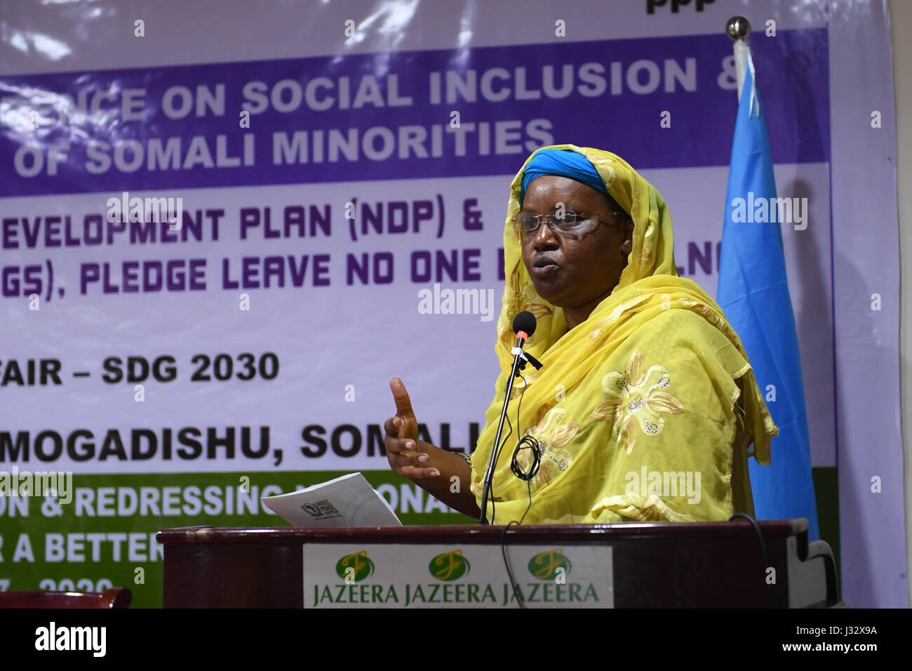 Lydia Wanyoto, rappresentante speciale aggiunto del presidente della Commissione dell'Unione africana per la Somalia, si rivolge alla conferenza nazionale ad alto livello sull'inclusione sociale e la riduzione della povertà per le minoranze somale. L'evento si è tenuto a Mogadiscio il 28 marzo 2017 e organizzato dal Ministero del lavoro e degli affari sociali somalo. Foto Stock