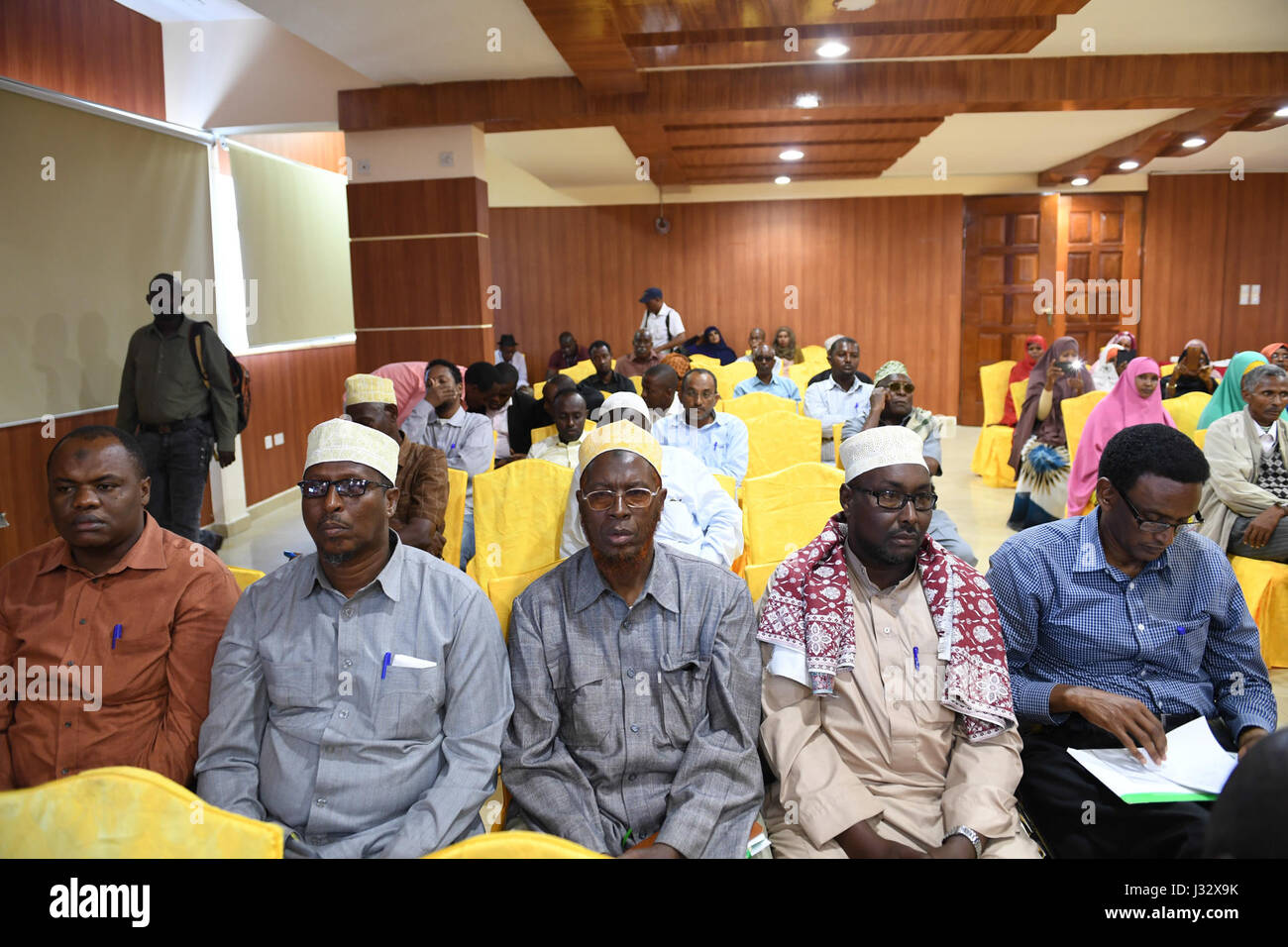 Il 30 marzo 2017 i partecipanti hanno partecipato alla sessione di chiusura della Conferenza nazionale ad alto livello sull'inclusione sociale e la riduzione della povertà delle minoranze somale a Mogadiscio, organizzata dal Ministero del lavoro e degli affari sociali della Somalia. La conferenza mirava ad affrontare le questioni sociali che affrontano i gruppi minoritari in Somalia. Foto Stock