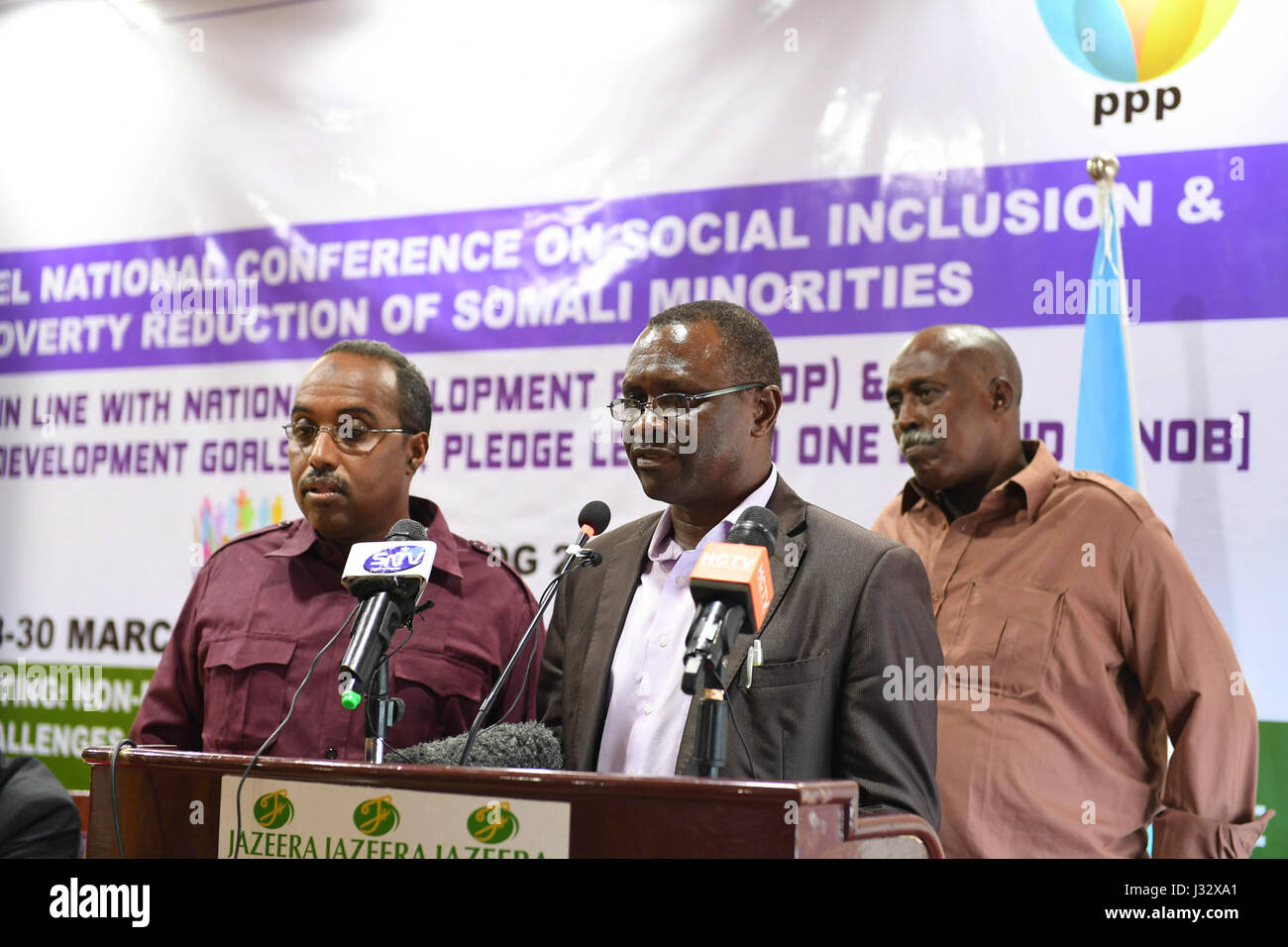 Ssebirumbi Kisinziggo, alto funzionario politico dell'AMISOM, interviene alla sessione conclusiva della Conferenza nazionale ad alto livello sull'inclusione sociale e la riduzione della povertà a Mogadiscio, Somalia. La conferenza si è concentrata sulle esigenze delle minoranze somale ed è stata organizzata dal Ministero del lavoro e degli affari sociali somalo. Foto Stock