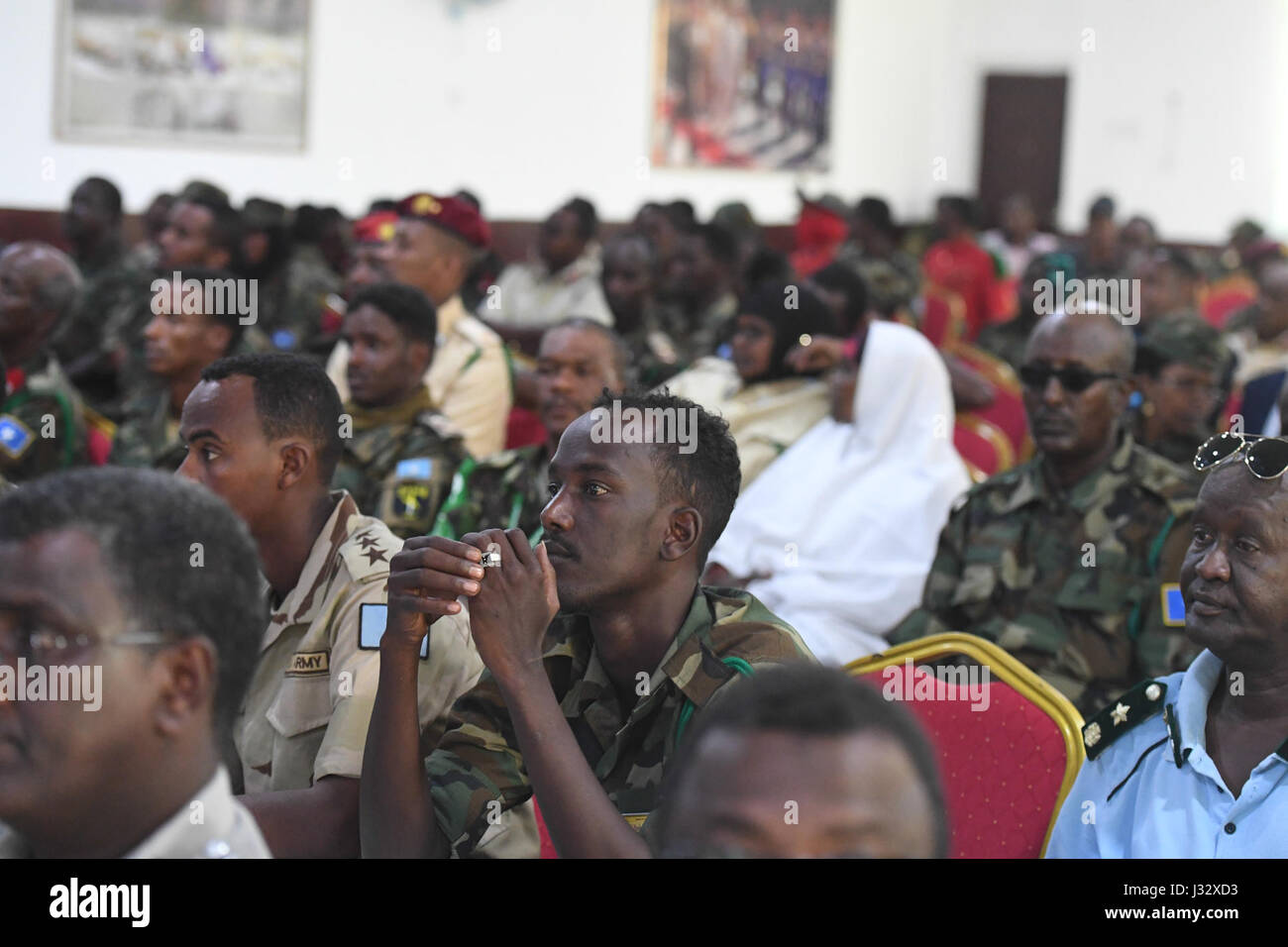 Soldati e dignitari somali si riuniscono al Ministero della difesa di Mogadiscio il 12 aprile 2017 per celebrare il 57° anniversario dell'Esercito Nazionale somalo. Foto Stock