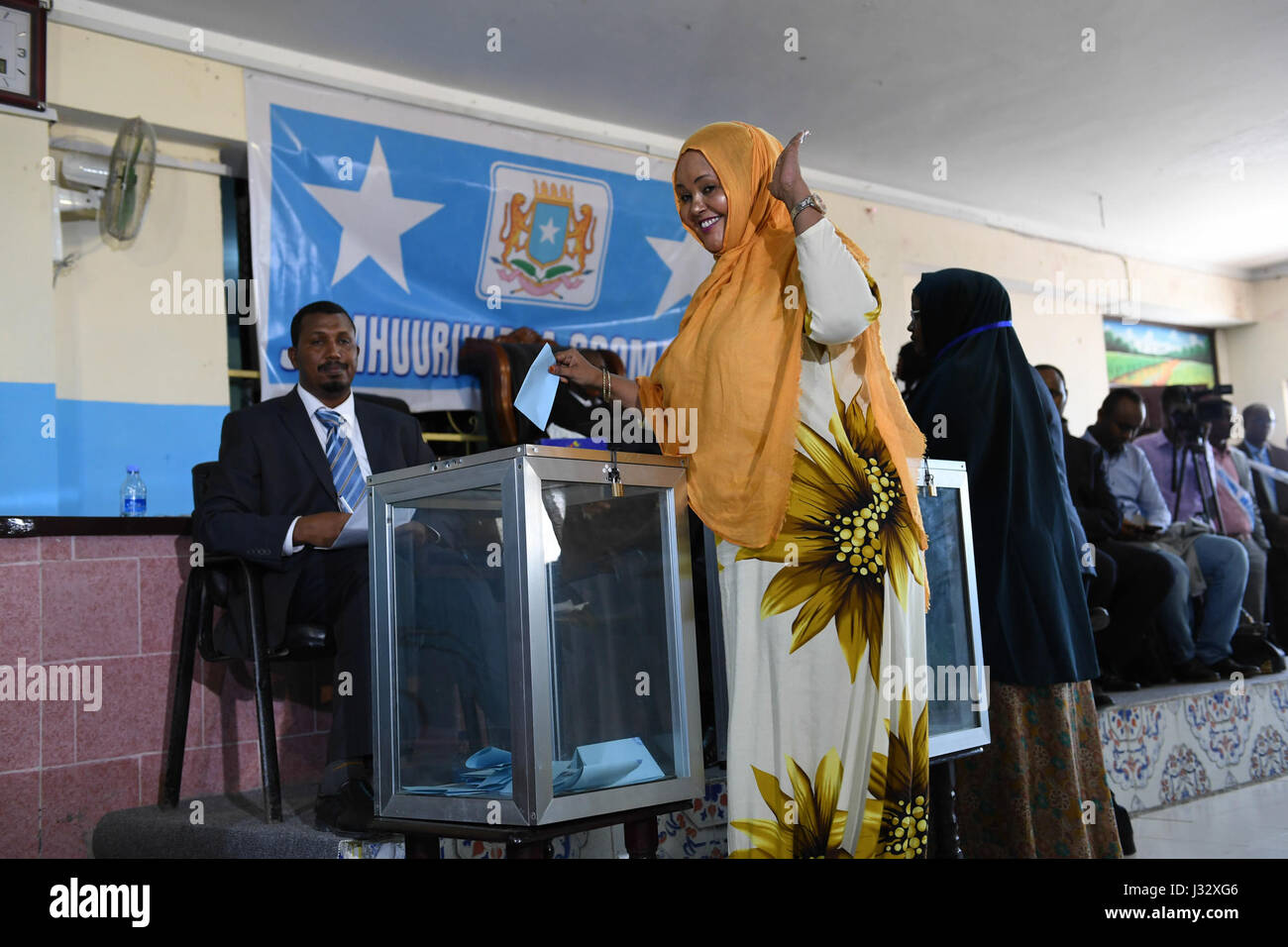 L'11 gennaio 2017, un membro della camera del popolo in Somalia esprime il suo voto alle elezioni per la Presidente del Parlamento federale. Questo evento è stato un passo significativo nel processo politico somalo. Foto Stock