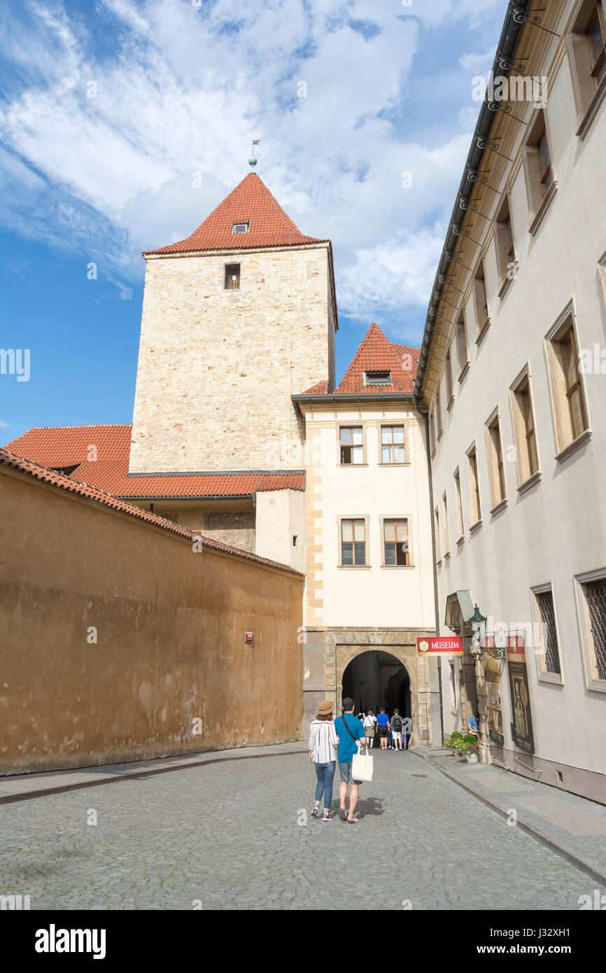 Praga, Repubblica ceca,Luglio 7, 2016:ingresso di Lobkowicz Palace, una parte del Castello di Praga complesso. La sola proprietà privata edificio nel complesso. Foto Stock