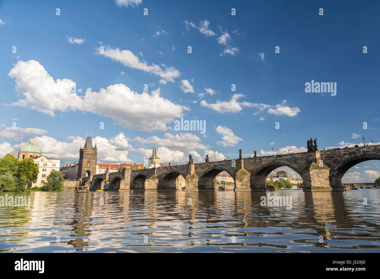 Praga REPUBBLICA CECA, Luglio 5, 2016: un ampio angolo di visione del Ponte Carlo e la Torre del Ponte della Città Vecchia, famosi punti di riferimento con architettura gotica Foto Stock