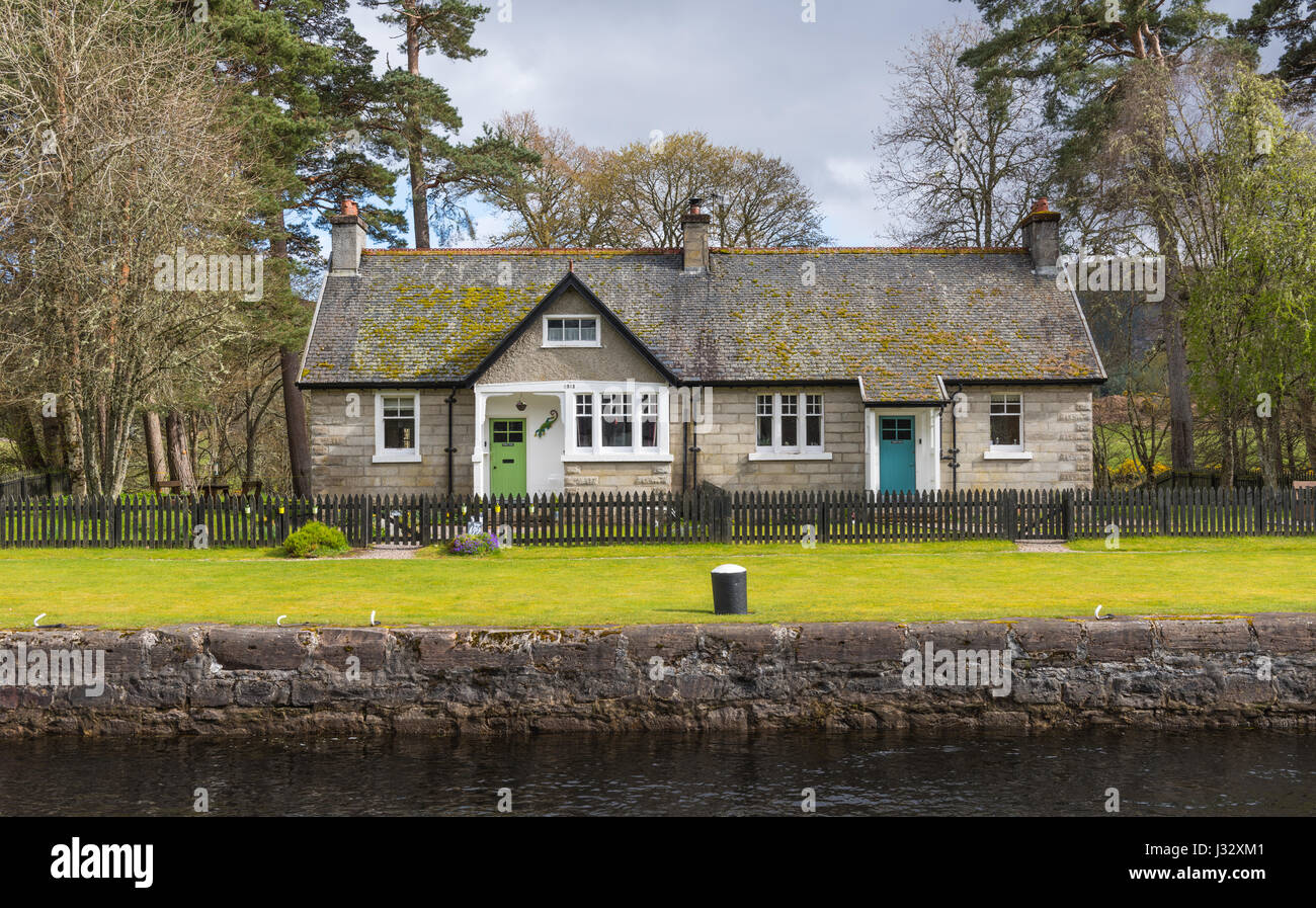 Serratura Kytra cottages, Caledonian Canal, Highlands, Scotland, Regno Unito Foto Stock