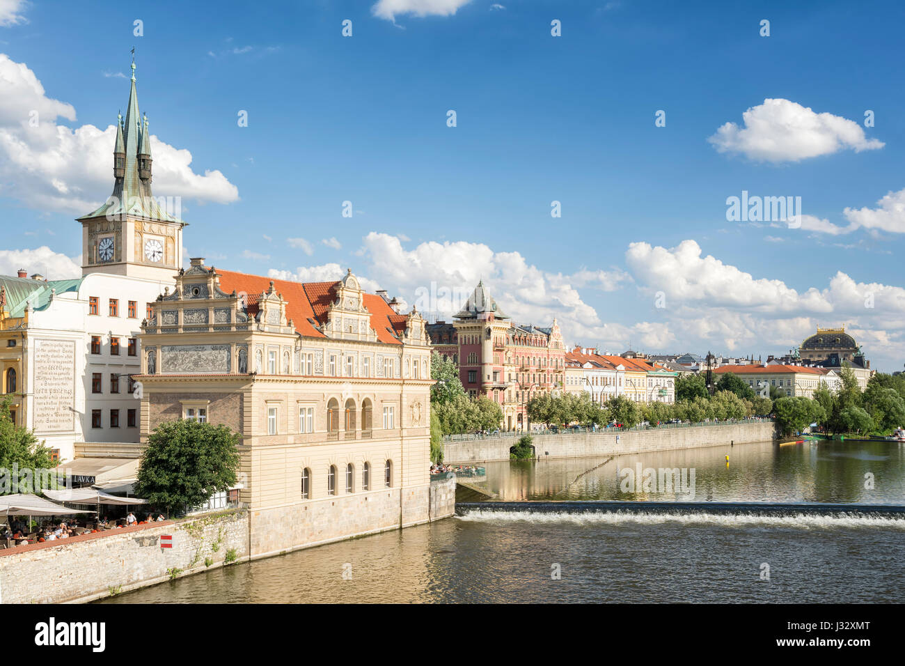 Praga REPUBBLICA CECA, Luglio 5, 2016: esterne colpo di Clock Tower e Bedrich Smetana Museum, un museo dedicato alla vita e alle opere di Smetana Foto Stock