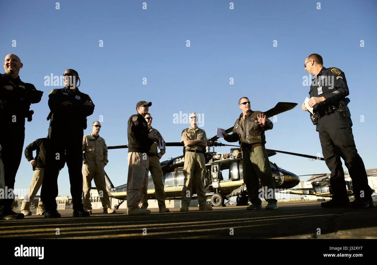 Gli agenti delle operazioni aeree e marittime della dogana e della protezione delle frontiere degli Stati Uniti, insieme a piloti, equipaggio aereo e partner delle forze dell'ordine, si riuniscono per un briefing presso la base della riserva congiunta di Ellington Field prima del Super Bowl li a Houston, Texas. Il briefing li prepara per le operazioni coordinate di interdizione aerea e di sicurezza. Foto Stock