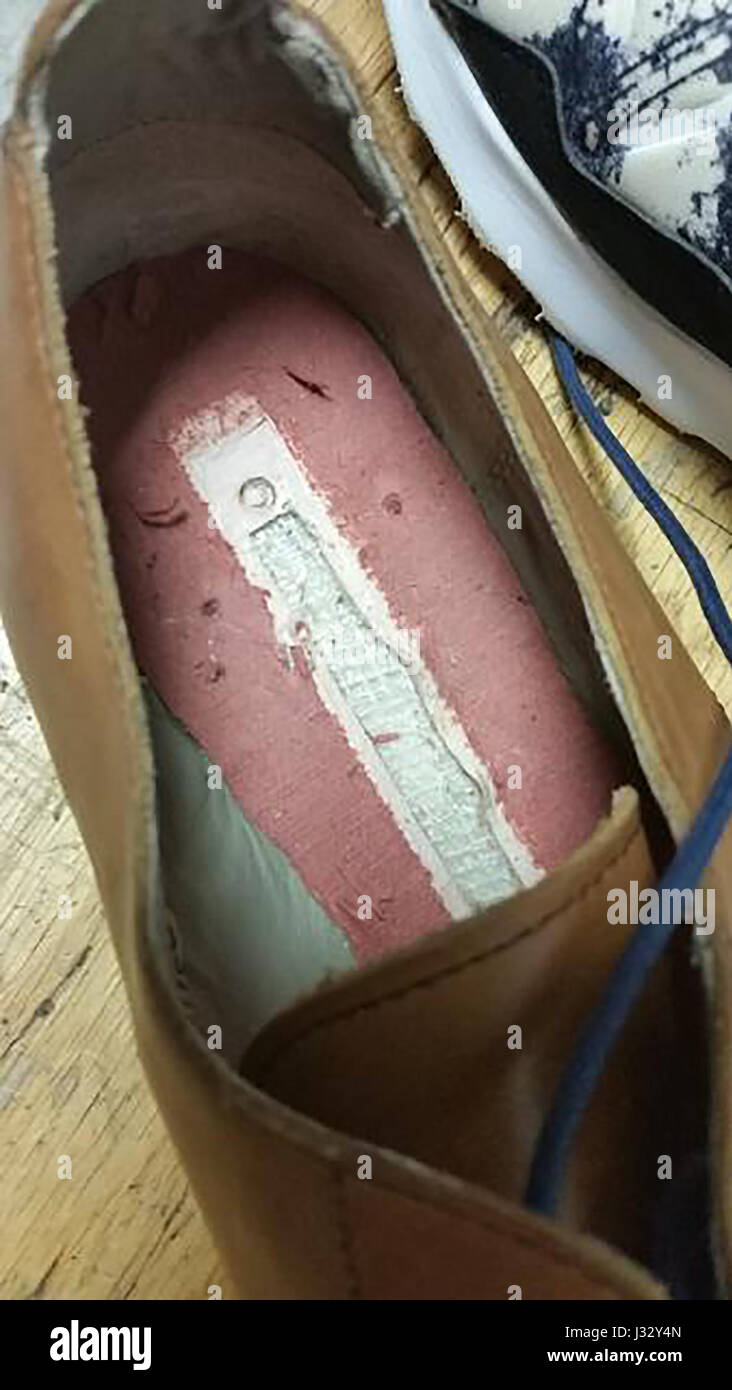 Giamaica, N.Y. - Un passeggeri in arrivo all aeroporto internazionale John F. Kennedy ha cercato di 'cammina' passato U. S. delle dogane e della protezione delle frontiere ufficiali, ma era stato fermato nella sua tracce. Il 9 febbraio il CBP ufficiali arrestato il sig. Amazia Hohenkirk, un cittadino Guyanese, che è arrivato su un volo da Georgetown, Guyana attraverso la porta di Spagna, Trinidad e Tobago. Durante il corso delle ispezioni ufficiali di CBP scoperto quattro paia di scarpe da ginnastica e due paia di scarpe nel suo bagaglio che conteneva una polvere bianca che risultava positivo al test per la cocaina. Hohenkirk era stato arrestato per l' importazione di una controllata substanc Foto Stock