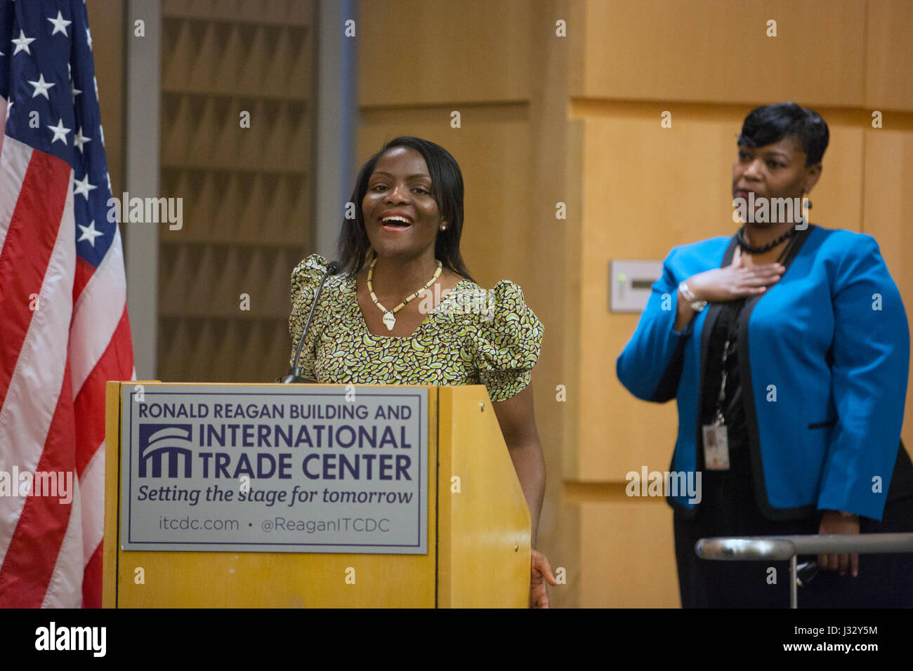 Le dogane e la protezione dei confini degli Stati Uniti hanno ospitato un evento del National Black History Month presso la loro sede con Jesse Sharpe. Il programma includeva una performance dell'inno nazionale di Teiko Campbell e sottolineava i contributi degli afroamericani al governo. Foto Stock