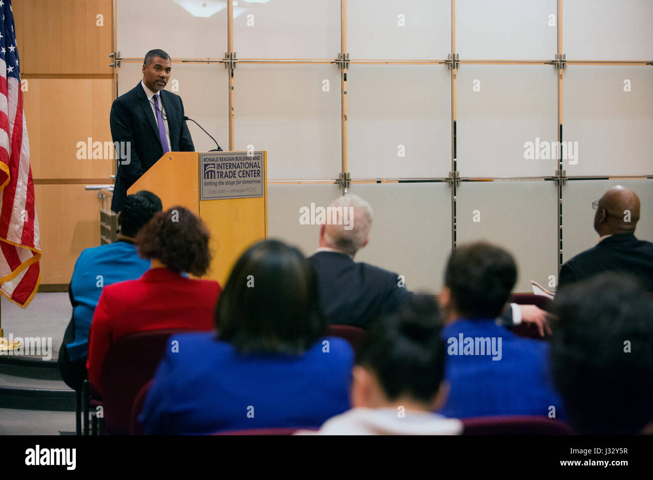 Le dogane e la protezione dei confini degli Stati Uniti hanno celebrato il National Black History Month con un programma presso la loro sede, con la partecipazione di Jesse Sharpe, oratore principale di Black in Government. Ian Saunders, vice Commissario, ha fornito le osservazioni di apertura di questo importante evento in onore della storia nera e dei contributi al servizio del governo. Foto Stock