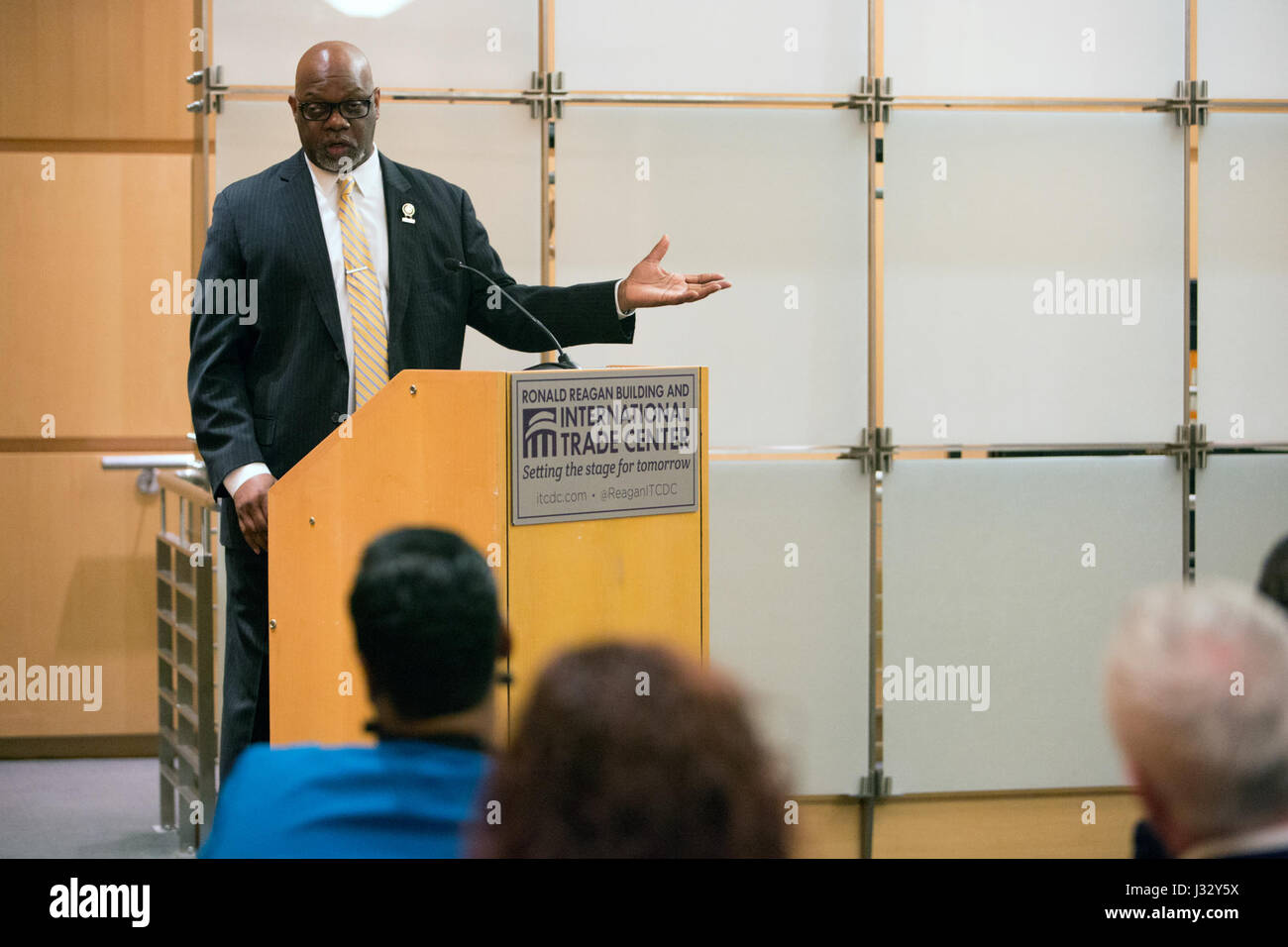 Le dogane e la protezione delle frontiere degli Stati Uniti hanno segnato il National Black History Month con un programma presso la sua sede centrale. L'evento ha visto il relatore principale Jesse Sharpe, primo vicepresidente eletto dei neri nel governo (BIG), concentrandosi sui contributi degli afroamericani al servizio pubblico e al governo. Foto Stock