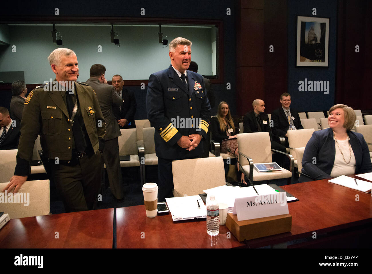 Capo Paolo A. Beeson, Commander, Joint Task Force West, U.S. Department of Homeland Security testimonia prima del comitato della Camera della Homeland Security, il Sottocomitato sul confine e la sicurezza marittima in un'audizione su sconfiggere un sofisticato e pericoloso avversario: Sono la nuova frontiera di sicurezza le forze di attività il giusto approccio? Visto qui in attesa per l'audizione per iniziare a capo Beeson sta parlando con la testimonianza di Vice Ammiraglio Karl Schultz, direttore, Joint Task Force-East, U.S. Department of Homeland Security (centro) e la testimonianza di Rebecca giocatore, Direttore, patria di sicurezza e di giustizia questioni, U.S. G Foto Stock