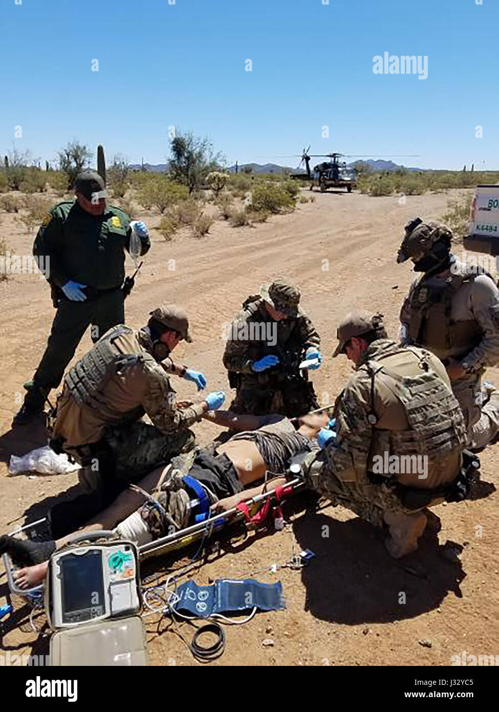 Agenti della Border Patrol a Tucson, Arizona, hanno salvato un ferito ventiquattrenne honduregno che era stato colpito mentre era in Messico. L'uomo aveva applicato torniquets ed è stato trovato vicino al confine, richiedendo urgente assistenza medica da parte del team BORSTAR. Foto Stock