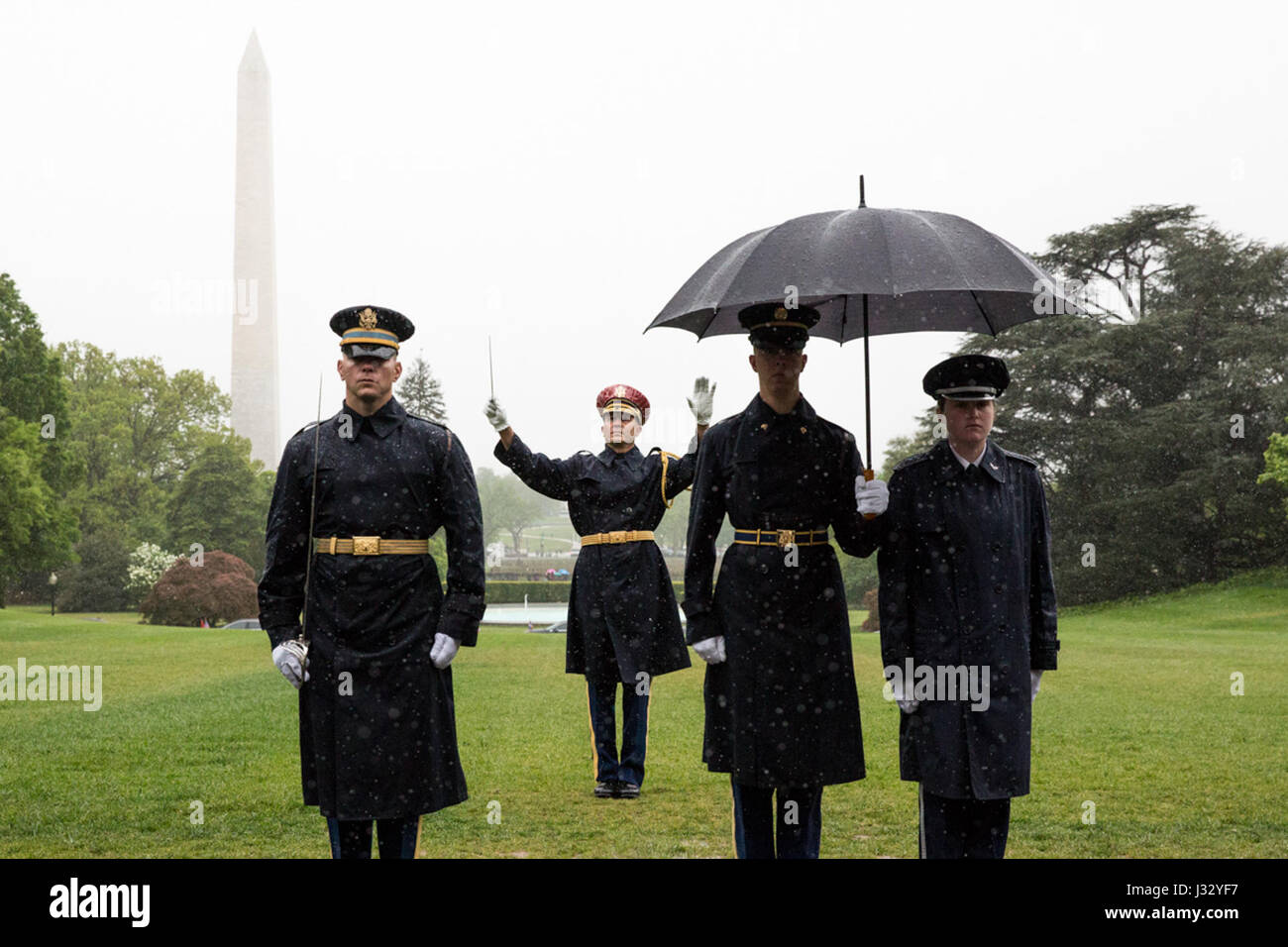 I membri di servizio del distretto militare di Washington hanno partecipato in un cordone d'onore alla Casa Bianca per gli ambasciatori appena nominati a Washington, DC l'evento si è svolto sul South Grounds e ha segnato la loro cerimonia di credenziale con il presidente Donald J. Trump. Foto Stock