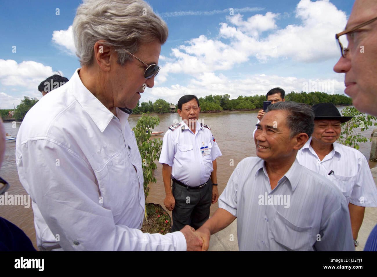 Il Segretario di Stato americano John Kerry incontra Vo Ban Tam a Nam CAN, Vietnam, nel 2017, decenni dopo l'attacco alla Swift Boat di Kerry nel 1969. Il loro incontro ha evidenziato gli sforzi per la riconciliazione di guerra e la protezione ambientale nel delta del fiume Mekong. Foto Stock