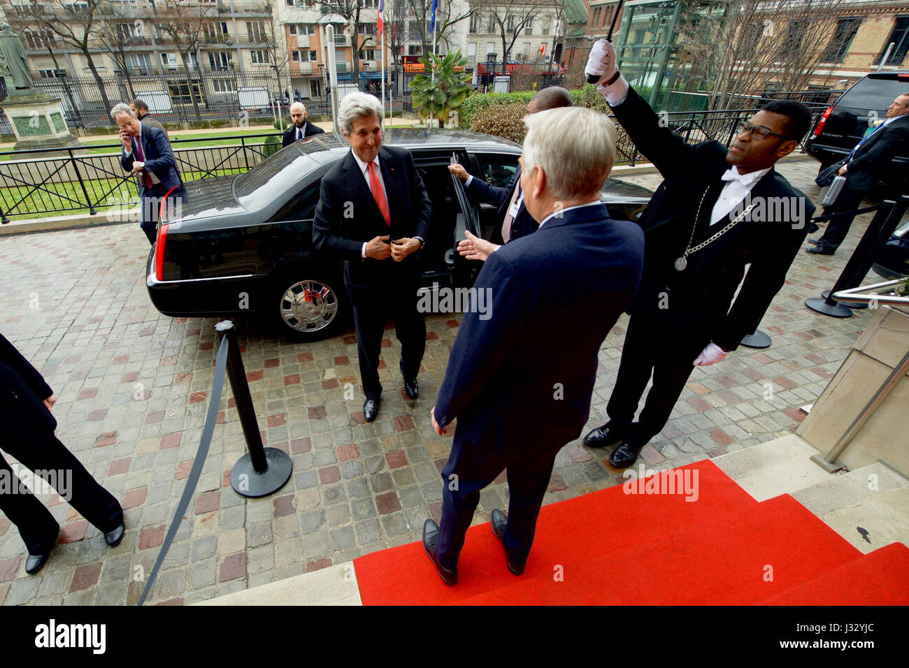 Il Ministro degli esteri francese Jean-Marc Ayrault saluta U.S. Il segretario di Stato John Kerry il 15 gennaio 2017, come egli arriva presso il Ministero degli Affari Esteri Centro Congressi di Parigi, Francia, per un francese ha ospitato la conferenza sul Medio Oriente la pace. Foto Stock