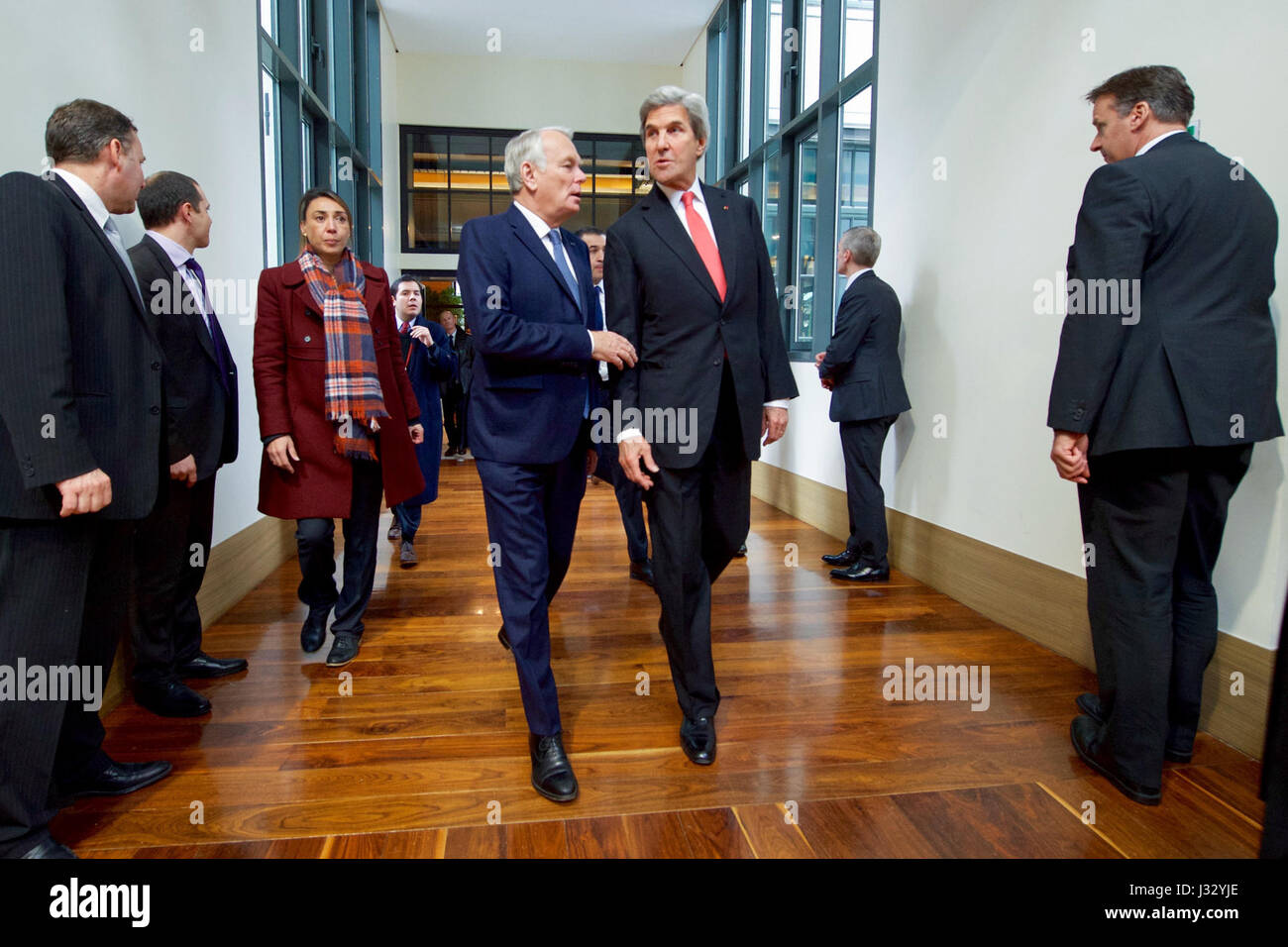 Stati Uniti Il segretario di Stato John Kerry passeggiate con il Ministro degli esteri francese Jean-Marc Ayrault il 15 gennaio 2017, presso il Ministero degli Affari Esteri Centro Congressi di Parigi, Francia, prima di un francese ha ospitato la conferenza sul Medio Oriente la pace. Foto Stock