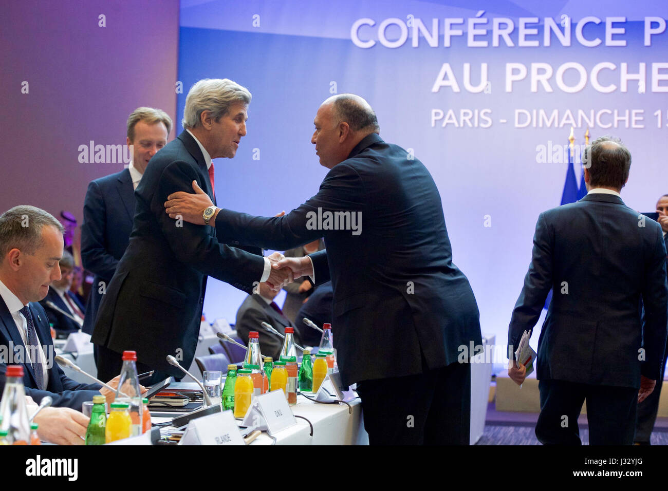 Stati Uniti Il segretario di Stato John Kerry scuote le mani con il Ministro degli Affari Esteri egiziano Sameh Shoukry il 15 gennaio 2017, presso il Ministero degli Affari Esteri Centro Congressi di Parigi, Francia, prima di un francese ha ospitato la conferenza sul Medio Oriente la pace. Foto Stock