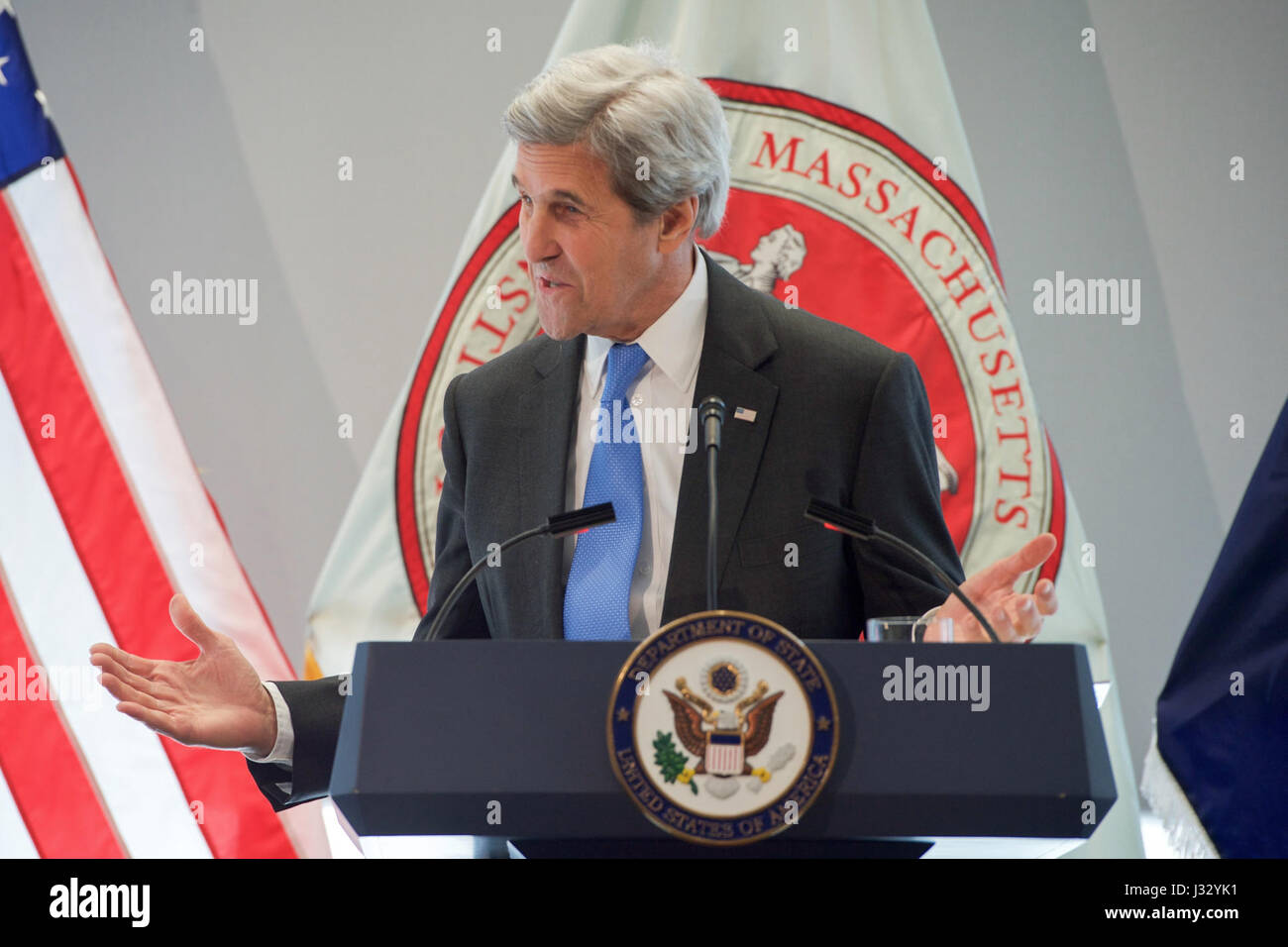 Stati Uniti Il segretario di Stato John Kerry offre un discorso incentrato sulla amministrazione Obama politica del cambiamento climatico il 9 gennaio 2016, nel corso di un aspetto presso il Massachusetts Institute of Technology Sloan School of Management di Cambridge, Massachusetts. Foto Stock