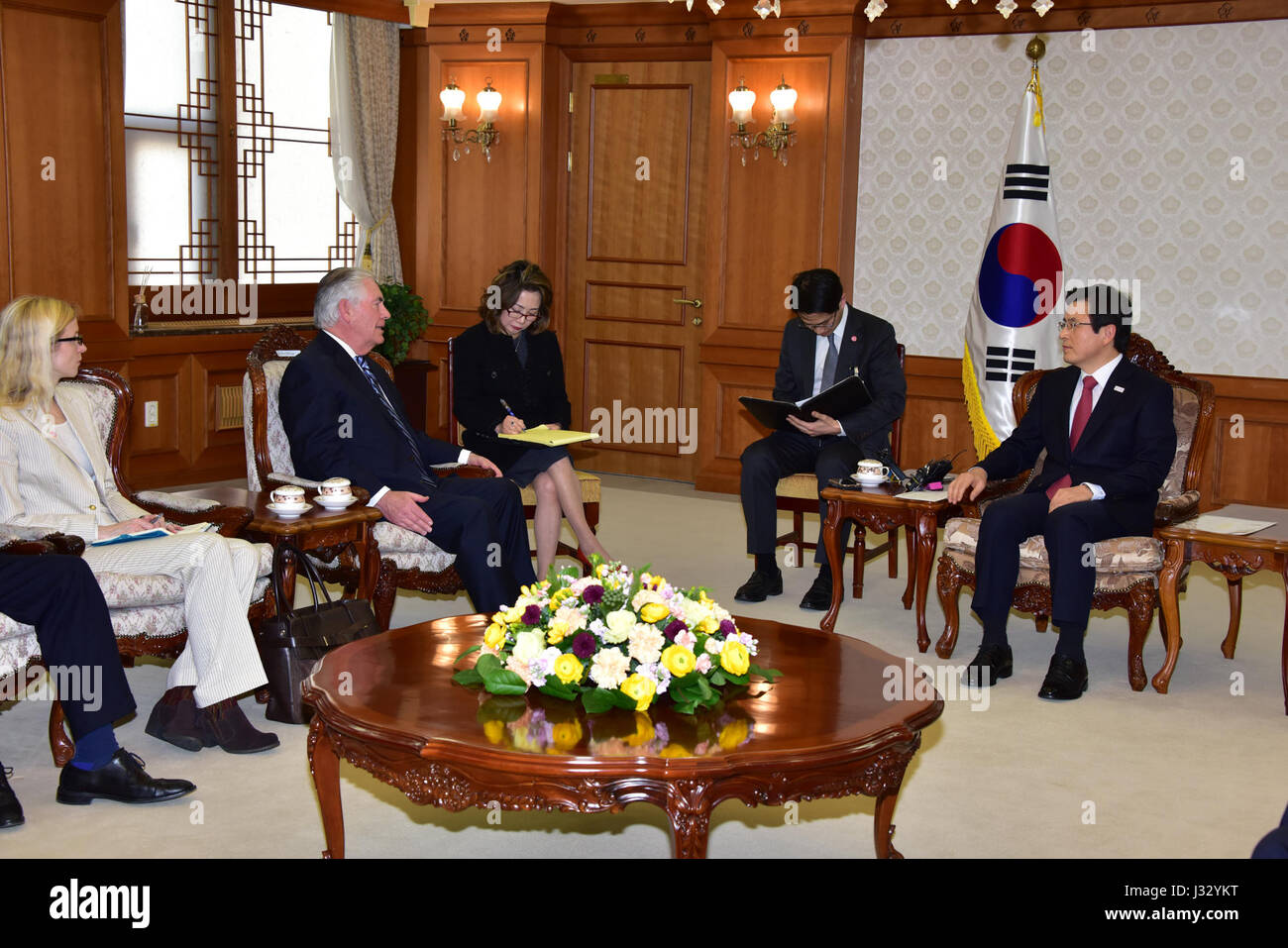 Il Segretario di Stato degli Stati Uniti Rex Tillerson ha incontrato il presidente ad interim della Corea del Sud Hwang Kyo-ahn per discutere questioni di diplomazia e relazioni internazionali tra gli Stati Uniti e la Corea del Sud, concentrandosi sulle questioni di sicurezza nella penisola coreana. Foto Stock