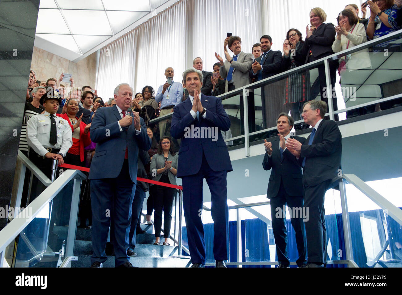 Stati Uniti Il segretario di Stato John Kerry ascolta come il Sottosegretario di Stato per gli Affari Politici Tom Shannon lo introduce per offrire addio commento al Dipartimento di Stato per i dipendenti nella lobby principale del dipartimento Harry Truman building a Washington D.C., il 19 gennaio 2017. Foto Stock