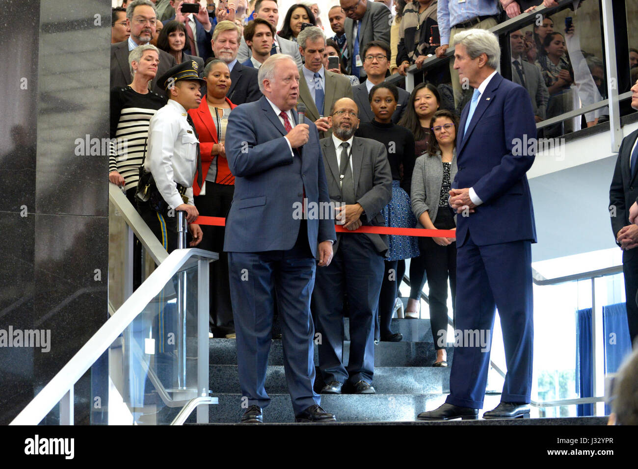 Stati Uniti Il segretario di Stato John Kerry ascolta come il Sottosegretario di Stato per gli Affari Politici lo introduce per offrire addio commento al Dipartimento di Stato per i dipendenti nella lobby principale del dipartimento Harry Truman building a Washington D.C., il 19 gennaio 2017. Foto Stock