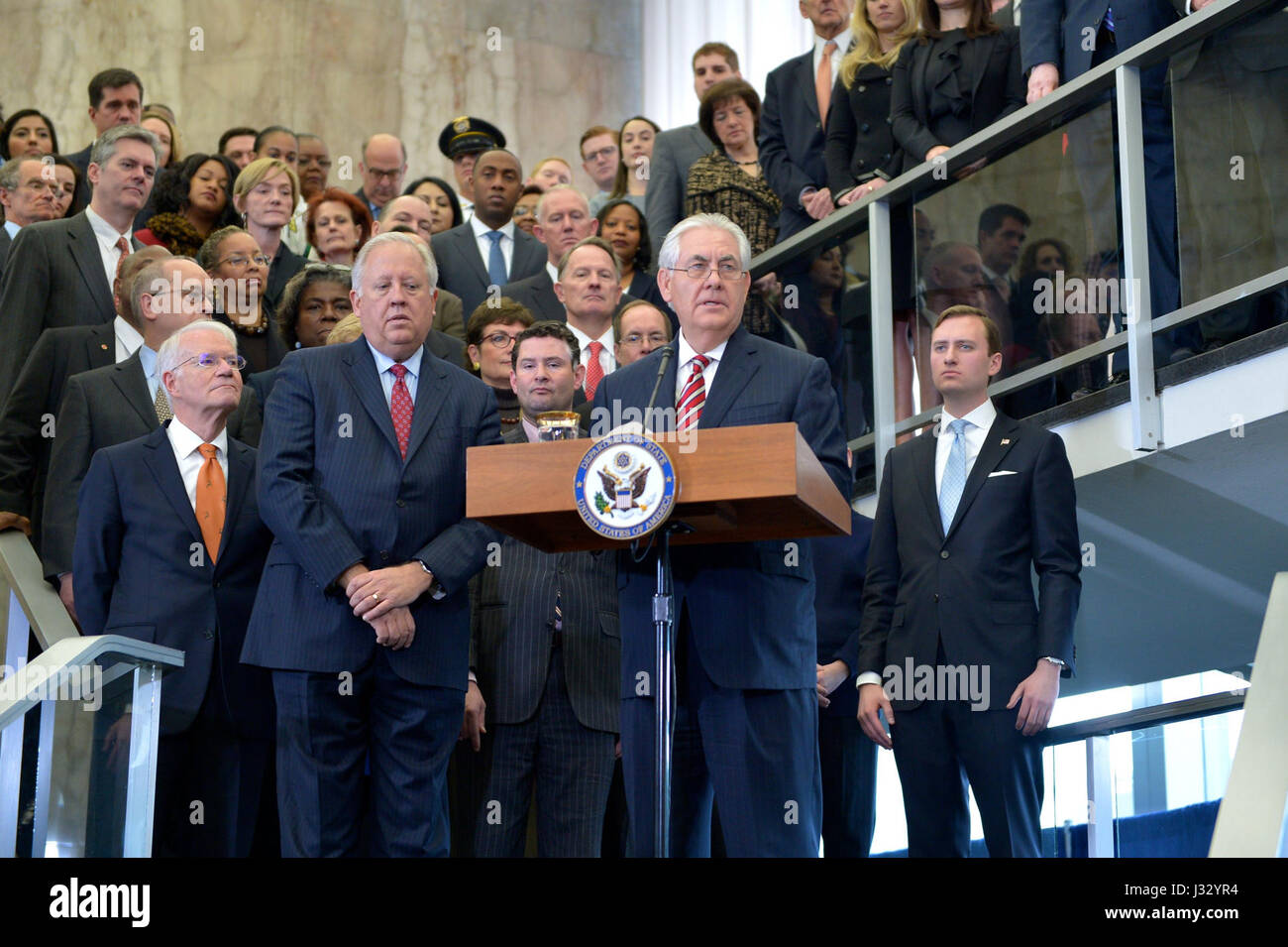 Rex Tillerson, Segretario di Stato degli Stati Uniti, pronuncia le sue osservazioni di benvenuto ai dipendenti del Dipartimento di Stato il suo primo giorno in carica nell'edificio Harry S. Truman, Washington, D.C., il 2 febbraio 2017. Questo segna l'inizio del suo mandato nel ruolo. Foto Stock