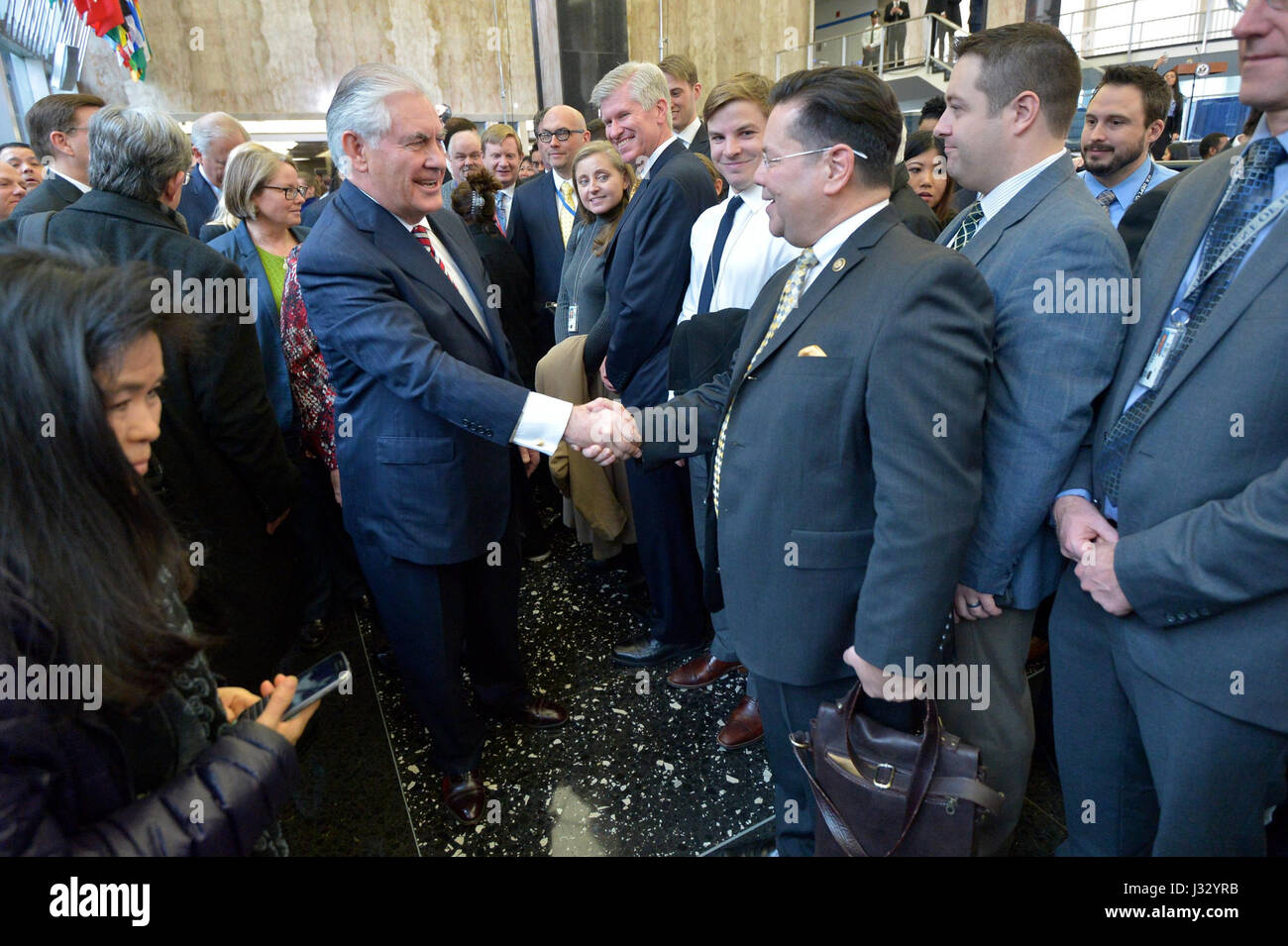Il 2 febbraio 2017, Rex Tillerson, Segretario di Stato degli Stati Uniti, ha salutato i dipendenti dell'edificio Harry S. Truman a Washington, D.C., dopo il suo discorso di benvenuto. Questo momento segnò il suo primo giorno in carica. Foto Stock