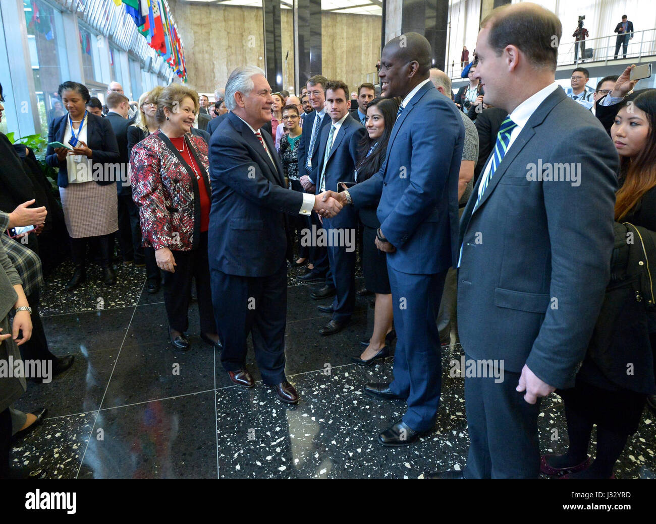 Stati Uniti Il segretario di Stato Rex Tillerson scuote le mani con il Dipartimento di Stato per i dipendenti dopo la consegna del benvenuto commento nella lobby principale del dipartimento Harry Truman edificio sul suo primo giorno come Segretario di Stato a Washington D.C., il 2 febbraio 2017. Foto Stock
