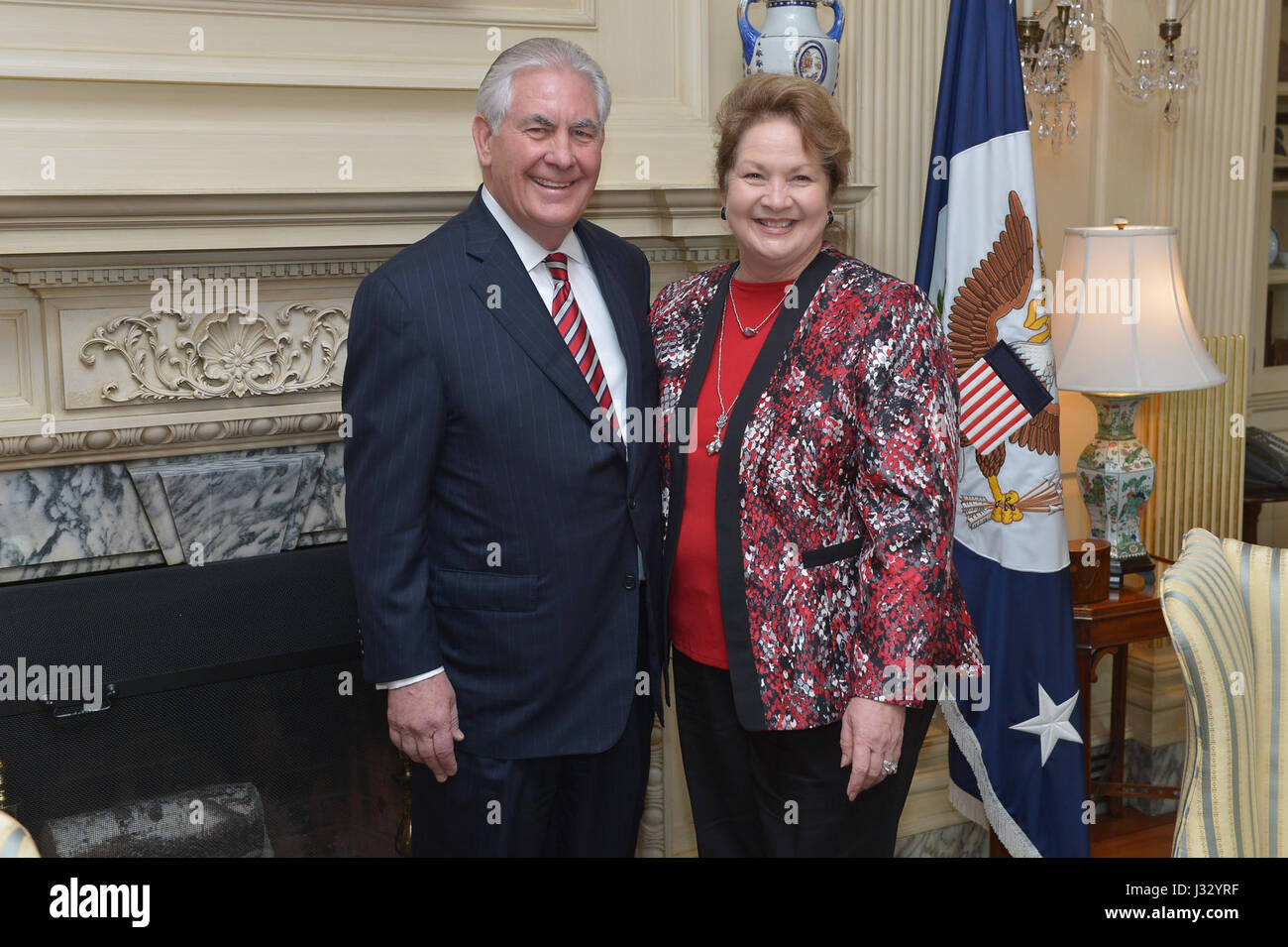 Il Segretario di Stato degli Stati Uniti Rex Tillerson e sua moglie, renda St. Clair, sono fotografati nell'ufficio esterno del Dipartimento di Stato degli Stati Uniti il 2 febbraio 2017, segnando il primo giorno di Tillerson. La foto cattura entrambi gli individui nell'ambiente dell'ufficio, con Washington D.C. come sfondo. Foto Stock