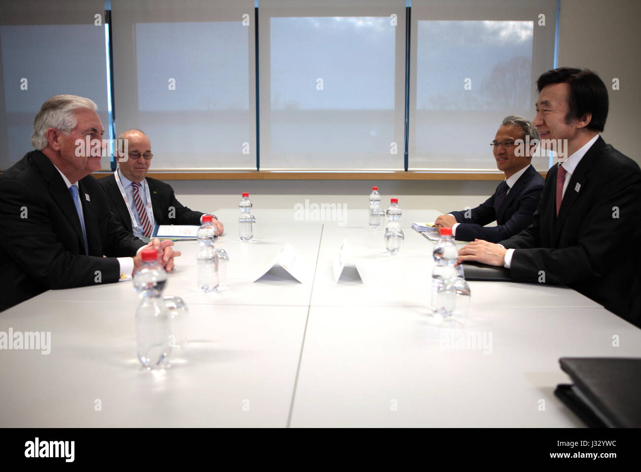 Il 16 febbraio 2017, il segretario di Stato degli Stati Uniti Rex Tillerson ha incontrato il ministro degli Esteri sudcoreano Yun Byung-se a Bonn, in Germania, durante la riunione dei ministri degli Esteri del G-20. Questo segnò il primo viaggio ufficiale di Tillerson all'estero come Segretario di Stato. Foto Stock