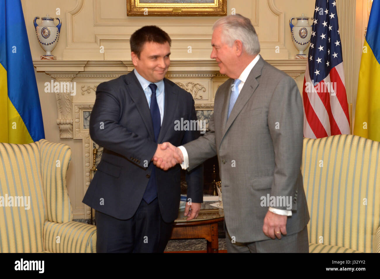 Stati Uniti Il segretario di Stato Rex Tillerson scuote le mani con il ministro ucraino degli Affari Esteri Pavlo Klimkin prima del loro incontro bilaterale presso l'U.S. Il Dipartimento di Stato a Washington D.C., il 7 marzo 2017. Foto Stock