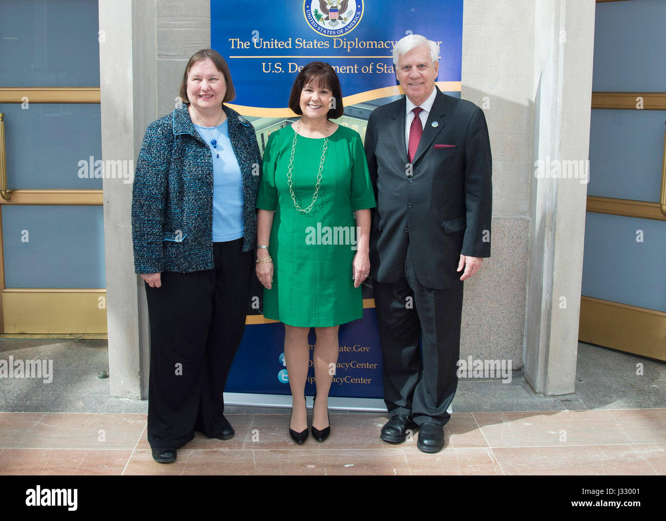 Secondo la signora Karen Pence stand con Stephen T. "Tim" Quigley Jr., Presidente della sorella città internazionale e Kathy A. Johnson, direttore dell'U.S. La diplomazia presso il centro città sorella International di primavera della Leadership Meeting tenutosi presso l'U.S. La diplomazia Center di Washington, D.C., 16 marzo 2017. Foto Stock