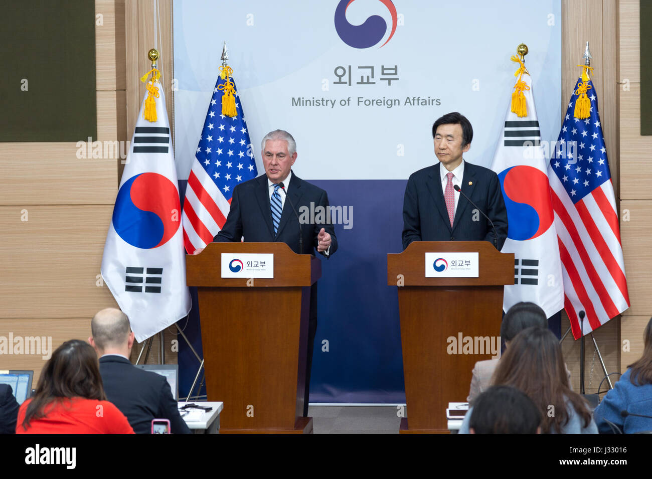 Il Segretario di Stato degli Stati Uniti Rex Tillerson ha incontrato il ministro degli Esteri sudcoreano Yun Byung-se a Seoul il 17 marzo 2017. L'incontro bilaterale si è concentrato sul rafforzamento delle relazioni tra Stati Uniti e Corea del Sud e sull'affrontare le preoccupazioni reciproche nella regione. Entrambi i leader si sono rivolti ai giornalisti dopo la riunione. Foto Stock