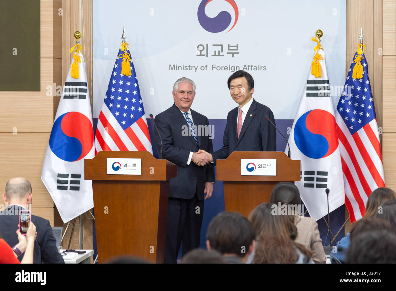 Il Segretario di Stato degli Stati Uniti Rex Tillerson e il Ministro degli Esteri sudcoreano Yun Byung-se posano insieme dopo essersi rivolti ai giornalisti del Ministero degli affari Esteri di Seul, Corea del Sud, il 17 marzo 2017. Foto Stock
