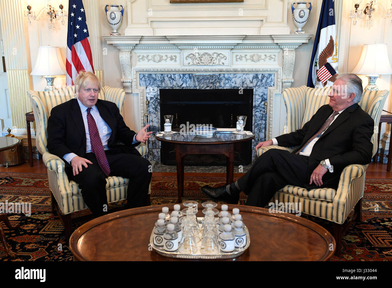 Stati Uniti Il segretario di Stato Rex Tillerson incontra il Segretario di Stato per gli stranieri &AMP; gli affari del Commonwealth del Regno Unito di Gran Bretagna e Irlanda del Nord Boris Johnson durante la riunione dei ministri della coalizione globale sulla sconfitta di Iside a U.S. Il Dipartimento di Stato a Washington D.C. il 22 marzo 2017. Foto Stock