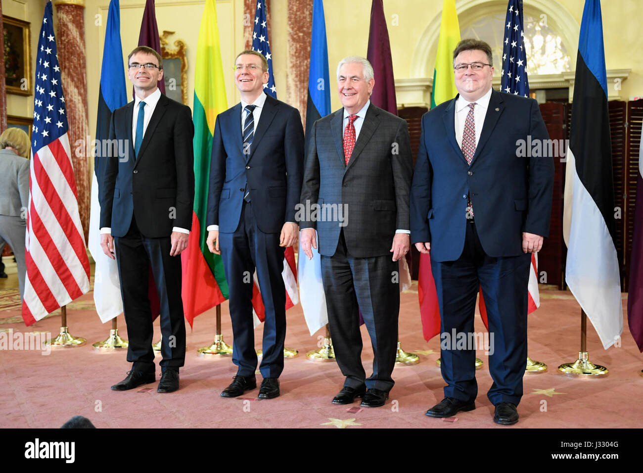 Stati Uniti Il segretario di Stato Rex Tillerson in posa per una foto con il lettone Ministro degli Esteri Edgars Rinkevics, Lituana Ministro degli Esteri Linas Linkevicius, Estone e il ministro degli Affari esteri Sven Mikser prima del loro incontro presso l'U.S. Il Dipartimento di Stato a Washington D.C., il 28 marzo 2017. Foto Stock