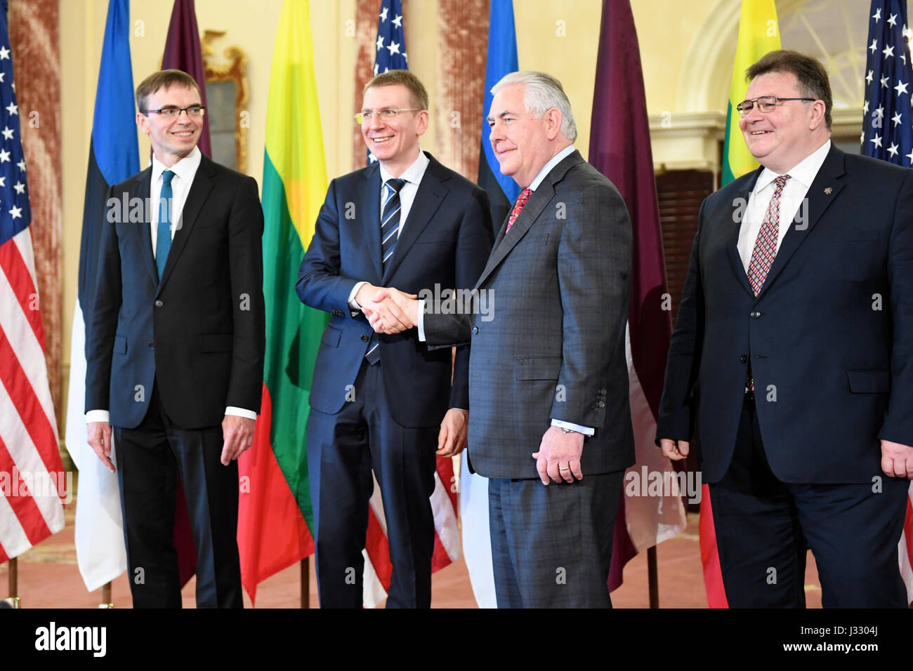 Il 28 marzo 2017, presso il Dipartimento di Stato degli Stati Uniti a Washington, D.C., il Segretario di Stato degli Stati Uniti Rex Tillerson stringe la mano al ministro degli Esteri lettone Edgars Rinkevics, mentre il ministro degli Esteri estone Sven Mikser e il ministro degli Esteri lituano Linas Linkevicius osservano lo scambio diplomatico. Foto Stock