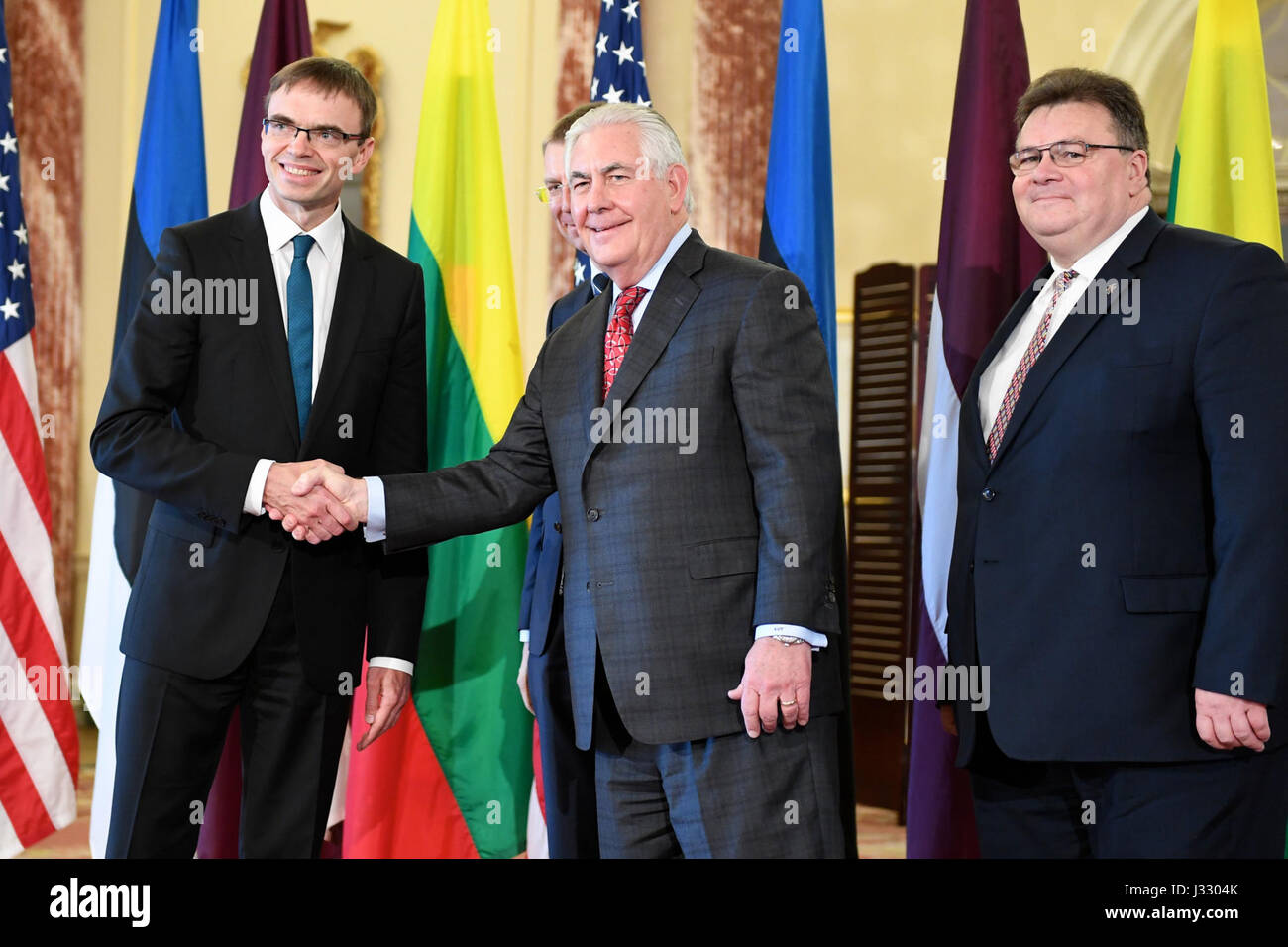 L'immagine cattura un momento durante un incontro diplomatico a Washington, D.C., il 28 marzo 2017. Il ministro degli Esteri lettone Edgars Rinkevics, il ministro degli Esteri lituano Linas Linkevicius e il ministro degli Esteri estone Sven Mikser sono visti come il Segretario di Stato degli Stati Uniti Rex Tillerson stringe la mano a Mikser, riflettendo le relazioni internazionali tra i leader baltici e statunitensi. Foto Stock