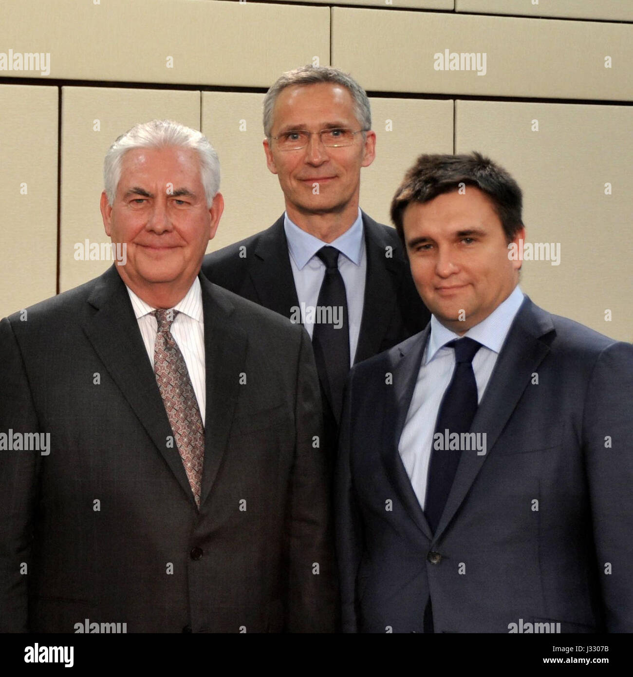 Il 31 marzo 2017, il Segretario di Stato degli Stati Uniti Rex Tillerson, il Segretario generale della NATO Jens Stoltenberg e il Ministro degli Esteri ucraino Pavlo Klimkin hanno partecipato ad una sessione fotografica durante la riunione della Commissione NATO-Ucraina presso il quartier generale della NATO a Bruxelles. Foto Stock