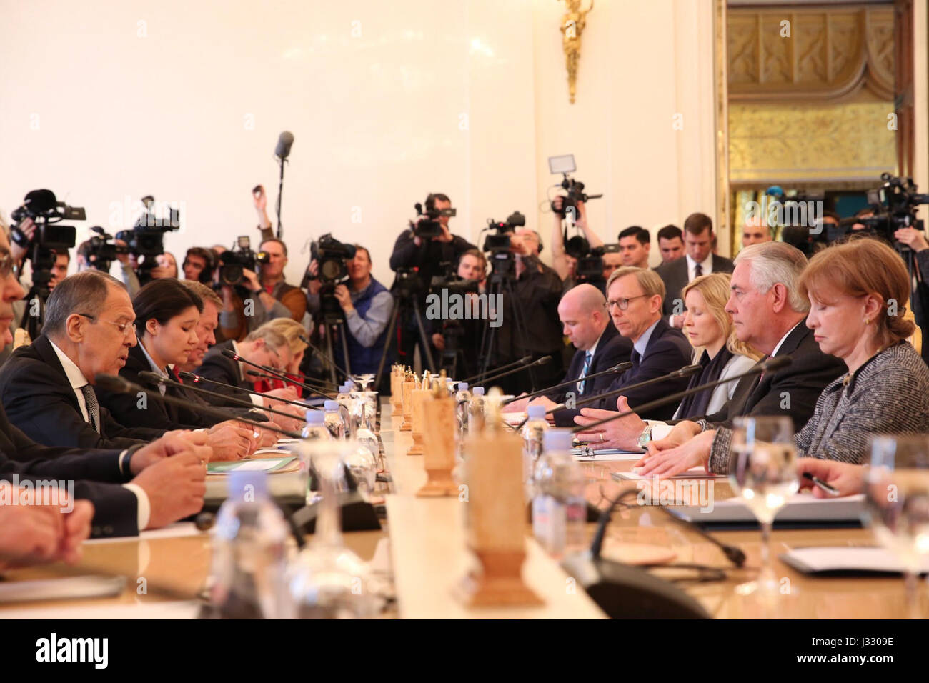 Il ministro degli Esteri russo Sergei Lavrov ha pronunciato le sue osservazioni di apertura all'inizio di un incontro bilaterale con il Segretario di Stato degli Stati Uniti Rex Tillerson a Mosca il 12 aprile 2017, discutendo le relazioni internazionali e le preoccupazioni diplomatiche. Foto Stock