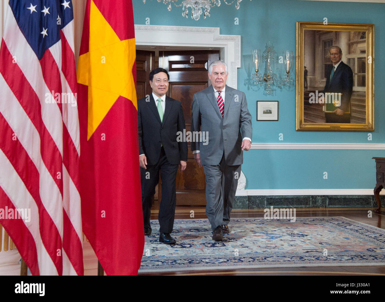 Stati Uniti Il segretario di Stato Rex Tillerson vietnamita e il Vice Primo Ministro e Ministro degli Affari Esteri Pham Binh Minh immettere il Trattato Camera per una fotocamera nebulizzazione prima del loro incontro bilaterale presso l'U.S. Il Dipartimento di Stato a Washington D.C., il 20 aprile 2017. Foto Stock