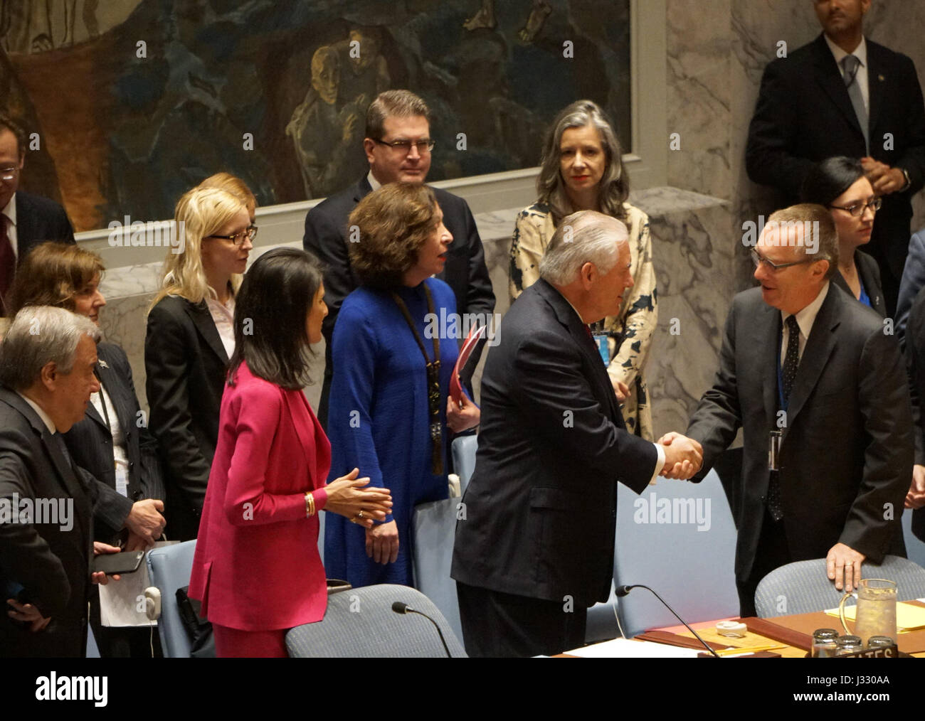 Il Segretario di Stato americano Rex Tillerson stringe la mano al Sottosegretario generale delle Nazioni Unite Jeffrey Feltman prima di presiedere una riunione del Consiglio di sicurezza delle Nazioni Unite sulla denuclearizzazione della Corea del Nord, con la presenza del Segretario generale delle Nazioni Unite António Guterres e dell'ambasciatore Nikki Haley, tenutasi a New York il 28 aprile 2017. Foto Stock