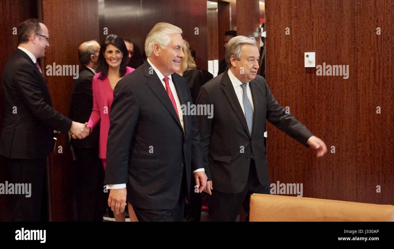 Una foto del Segretario di Stato degli Stati Uniti Rex Tillerson e del Segretario generale delle Nazioni Unite Antonio Guterres in preparazione per un incontro bilaterale presso la sede delle Nazioni Unite, New York City, 28 aprile 2017. Foto Stock