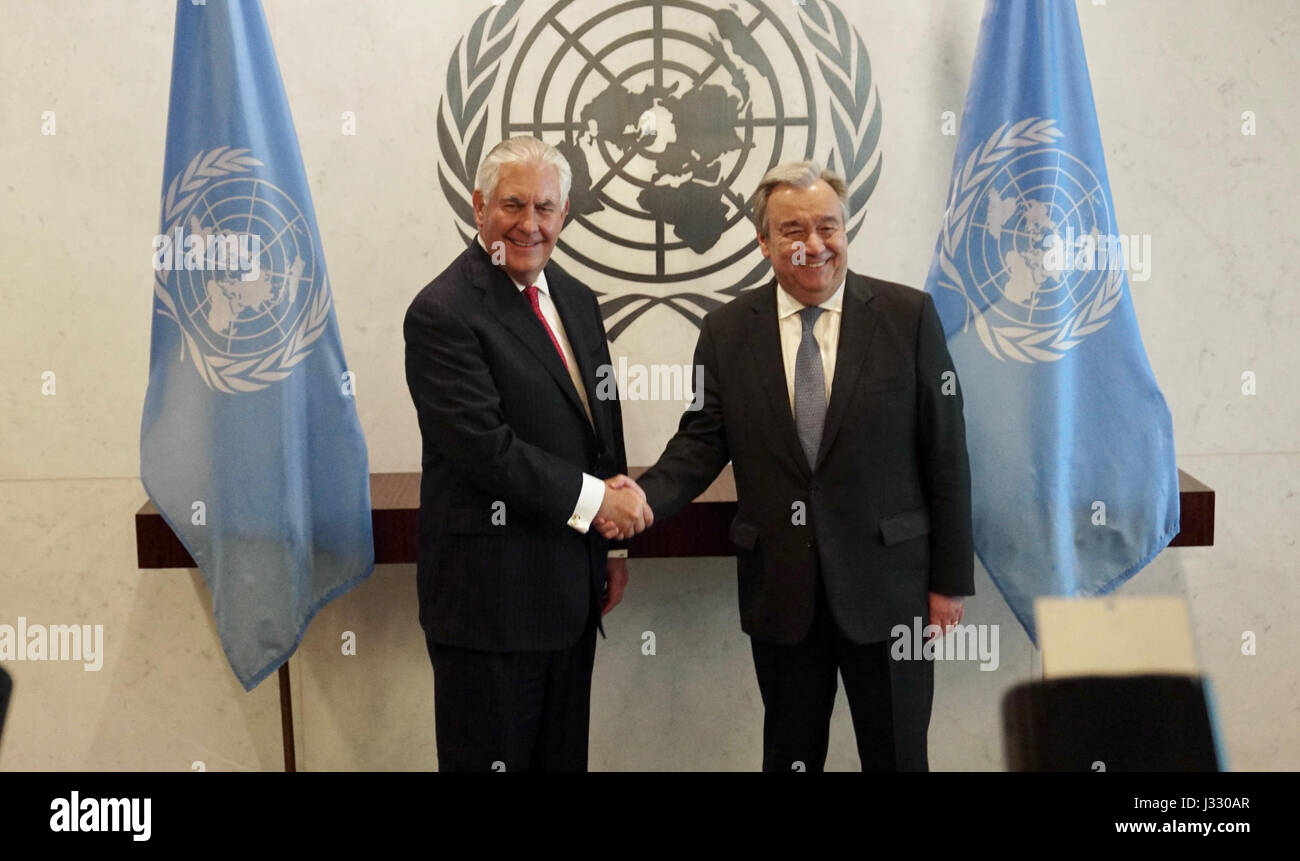 Rex Tillerson, Segretario di Stato degli Stati Uniti, e Antonio Guterres, Segretario generale delle Nazioni Unite, si incontrano alle Nazioni Unite a New York per una discussione bilaterale il 28 aprile 2017. L'incontro mette in evidenza gli sforzi diplomatici degli Stati Uniti e la cooperazione internazionale. Foto Stock