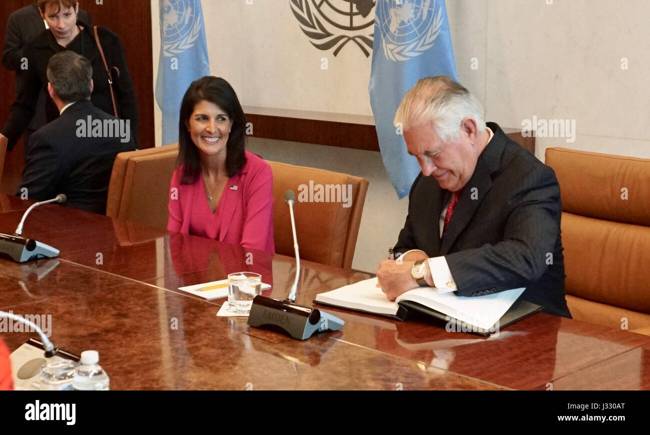 Il 28 aprile 2017, il Segretario di Stato degli Stati Uniti Rex Tillerson, accompagnato dall'Ambasciatore delle Nazioni Unite Nikki Haley, firmò il libro degli ospiti del Segretario generale delle Nazioni Unite Antonio Guterres durante un incontro bilaterale alle Nazioni Unite a New York. Foto Stock