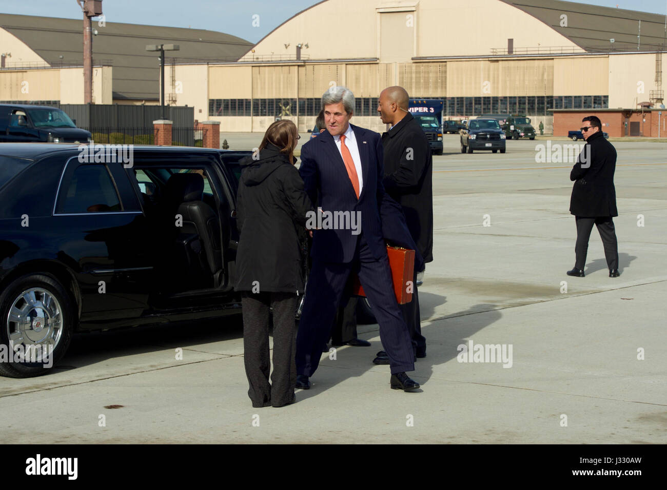 L'11 gennaio 2016, il Segretario di Stato americano John Kerry arrivò alla Joint base Andrews nel Maryland, accolto da un funzionario del protocollo dell'aeronautica statunitense. Questo segnò l'inizio del suo ultimo viaggio all'estero, che comprendeva visite in Vietnam, Francia, Regno Unito e Svizzera. Foto Stock