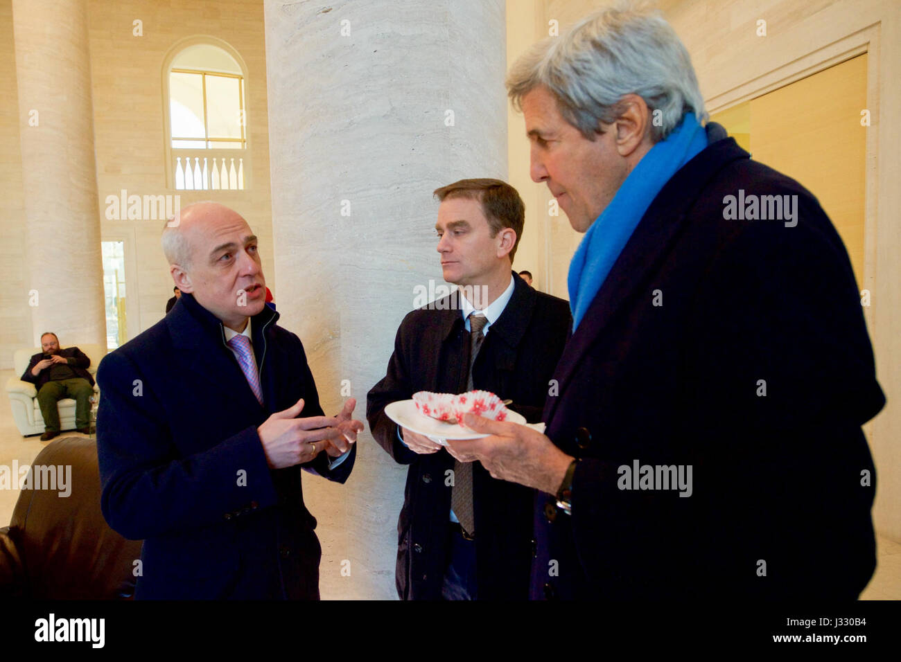 Stati Uniti Il segretario di Stato John Kerry chat con la Georgia il Primo Vice Ministro degli esteri David Zalkaliani, E DEGLI STATI UNITI Embassy Tbilisi Vice Capo della Missione Nicholas Berliner a Tbilisi Aeroporto Internazionale di Tbilisi, Georgia, il 12 gennaio 2016, in mezzo a un re-arresto di rifornimento di carburante durante il suo ultimo viaggio a bordo, con fermate in Vietnam, Francia, Regno Unito e Svizzera. Foto Stock