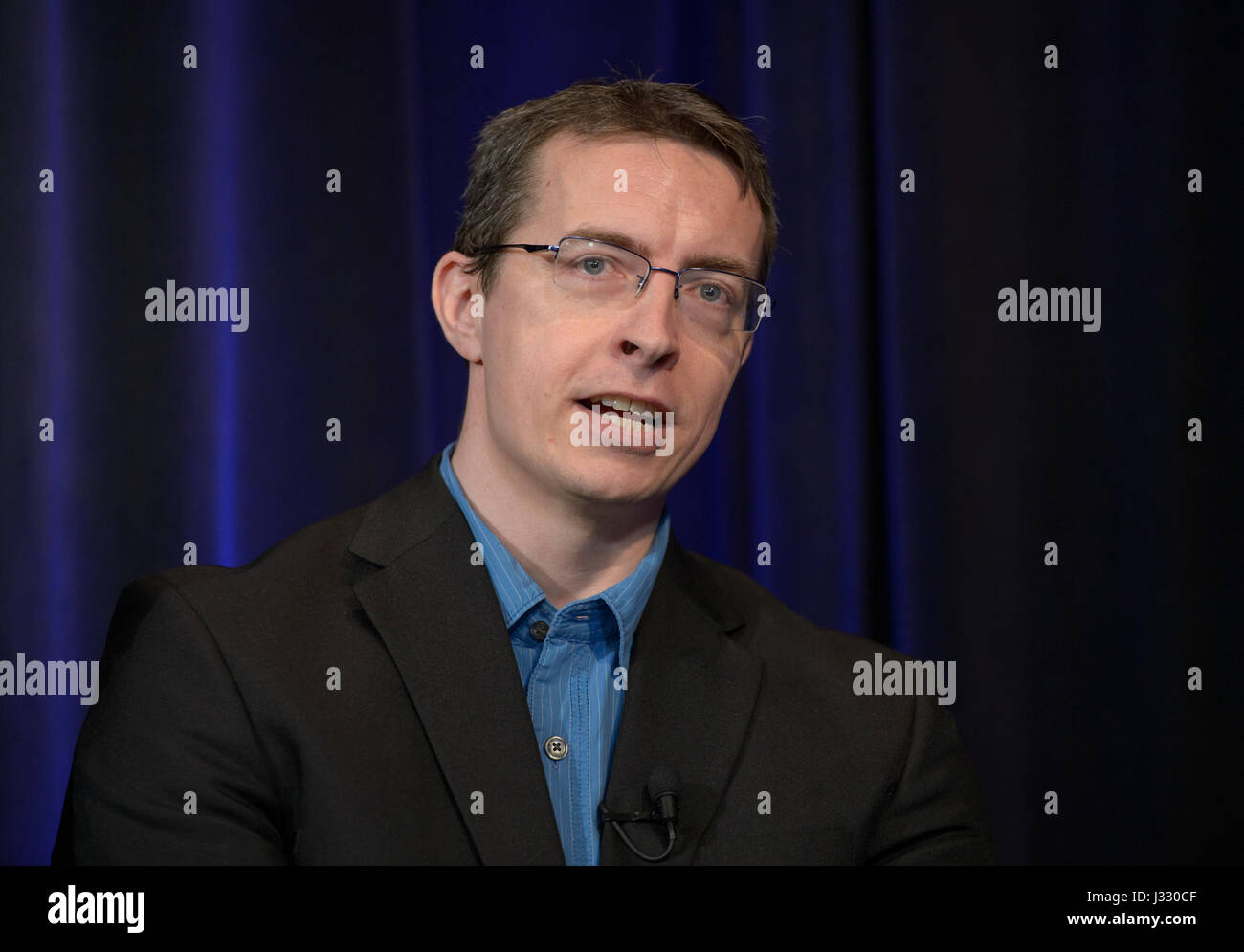 L'astronomo Michael Gillon dell'Università di Liegi presenta i risultati sul sistema TRAPPIST-1 di sette pianeti di dimensioni terrestri durante un briefing presso la sede della NASA a Washington il 22 febbraio 2017. Foto Stock