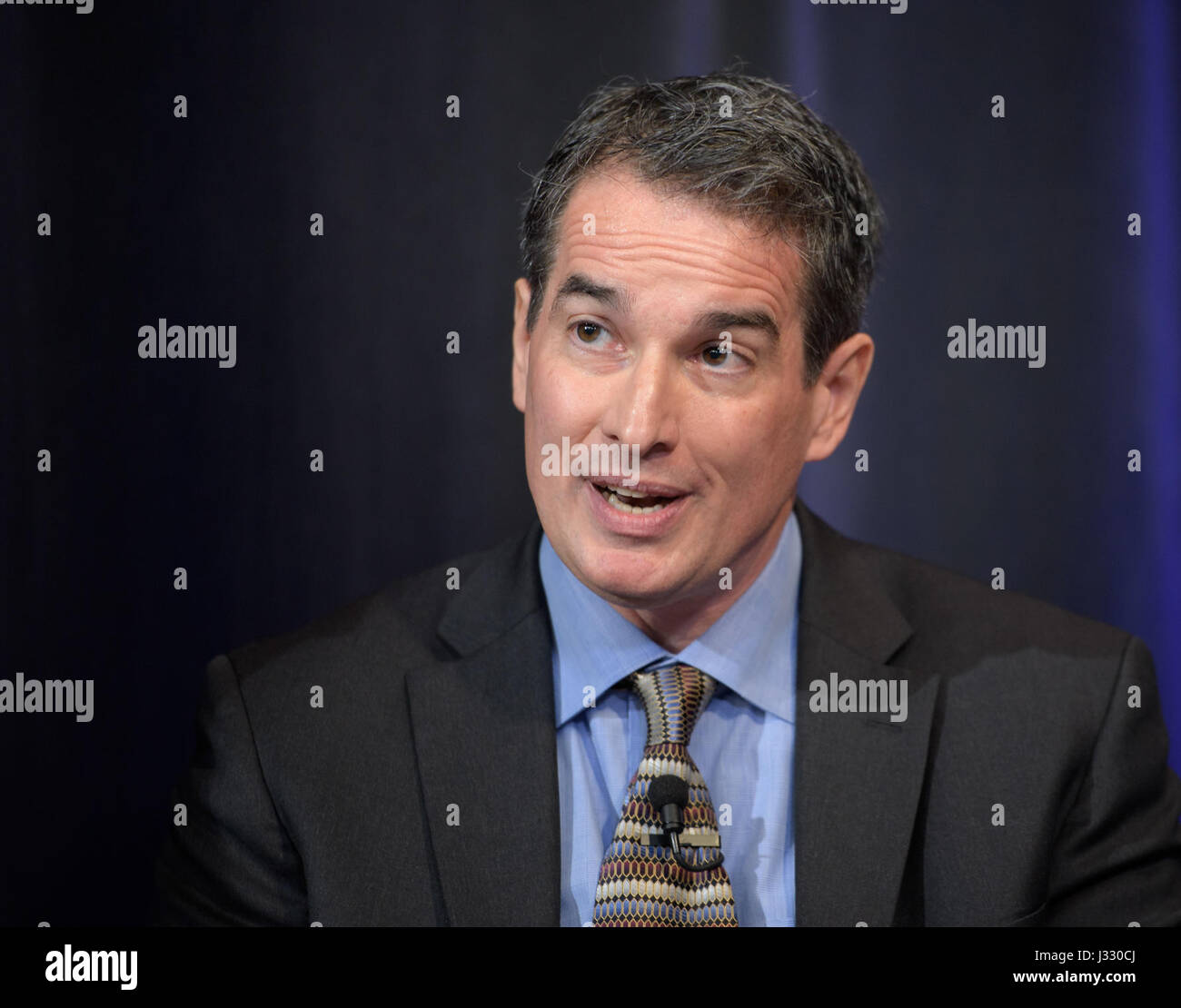 Il 22 febbraio 2017, Sean Carey, Manager dello Spitzer Science Center della NASA, ha presentato i risultati sul sistema TRAPPIST-1. I ricercatori hanno scoperto sette pianeti di dimensioni terrestri orbitanti attorno a una singola stella, TRAPPIST-1. Foto Stock