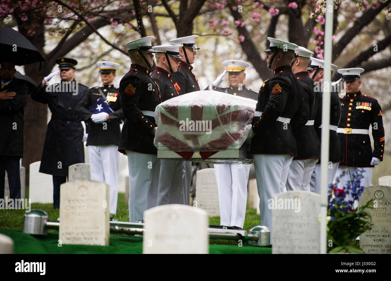 Marine Corps pallbearers trasportare ex astronauta e U.S. Il senatore John Glenn per essere sepolto al cimitero nazionale di Arlington, in Virginia il giovedì, 6 aprile 2017, il giorno in cui lui e sua moglie Annie si sono sposati nel 1943. Glenn è stato il primo americano in orbita sulla Terra il 20 febbraio 1962, in un periodo di cinque ore di volo a bordo dell'Amicizia 7 veicolo spaziale. Nel 1998, egli ha rotto un altro record riportando allo spazio all'età di 77 sulla navetta spaziale Discovery. Photo credit: (NASA/Aubrey Gemignani) Foto Stock